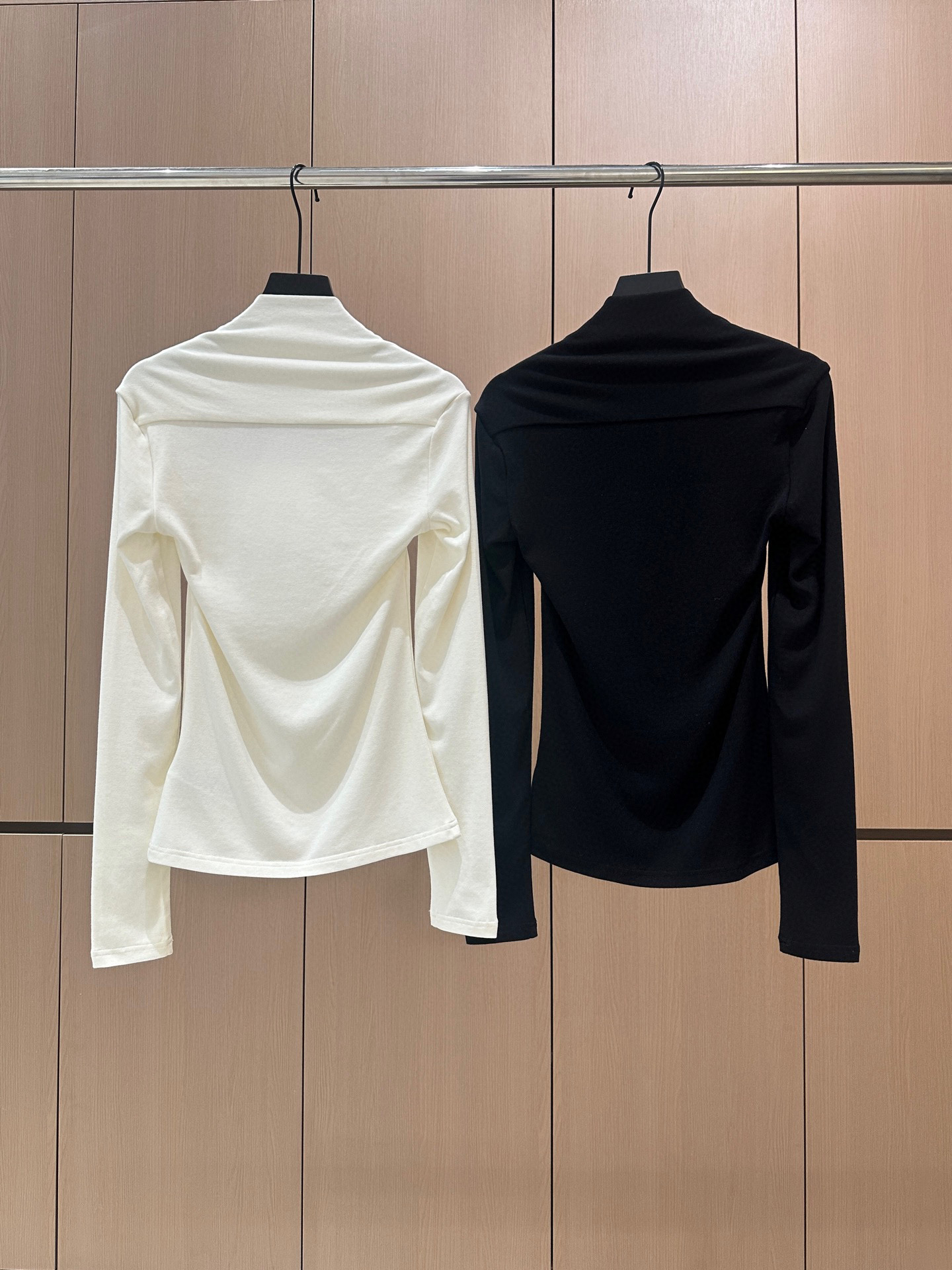 🛒𝐍𝐄𝐖 · 𝟐𝟎𝟐5/爆款现货设计师 原创｜2025新款磨毛打底衫云感舒适的系列！上身的触感谁穿谁知道