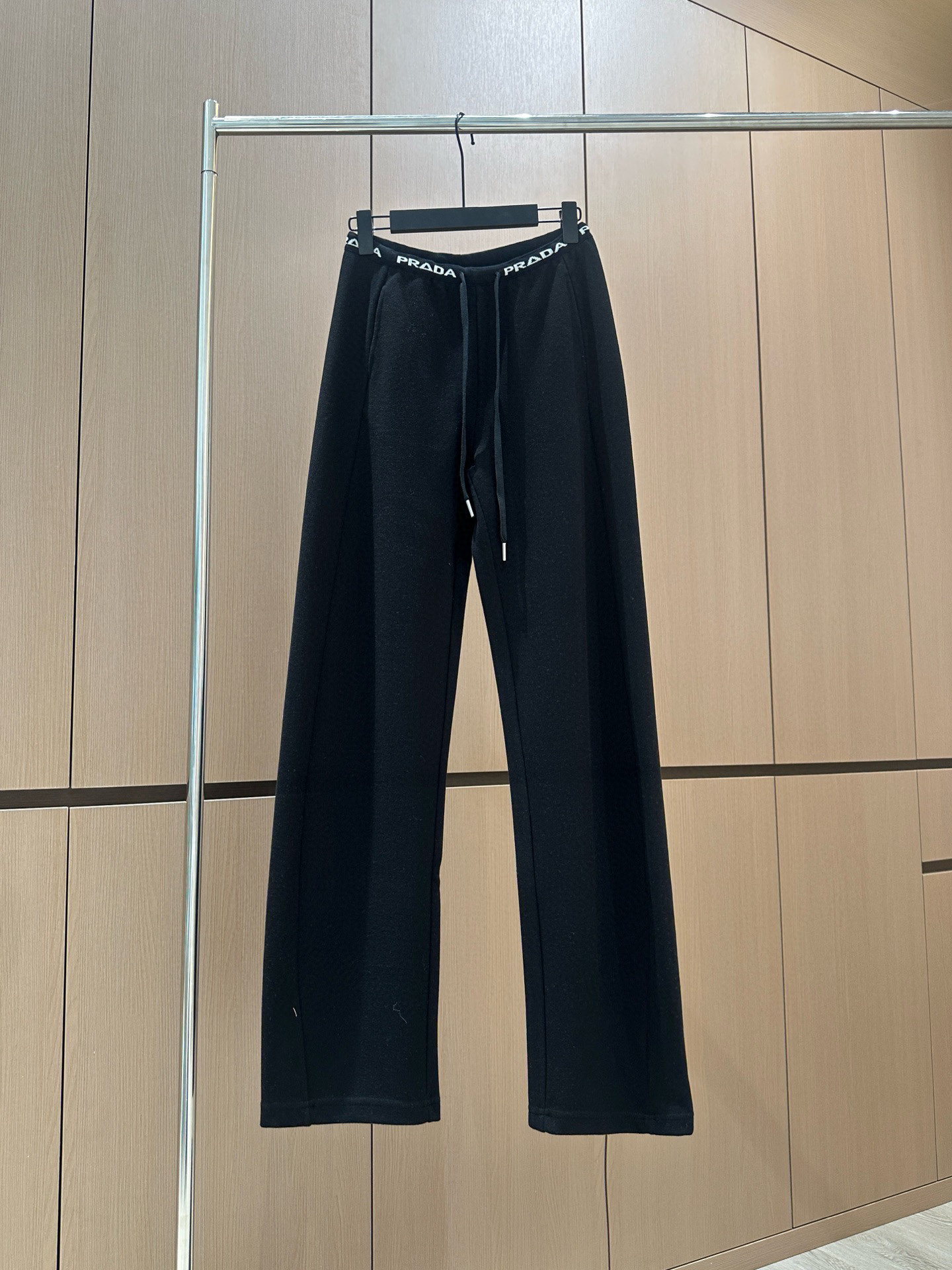 🛒𝐍𝐄𝐖 · 𝟐𝟎𝟐5/爆款现货原单品质 设计师｜女神同款镰刀休闲裤这款裤子选用优质面料，工艺设计，清新