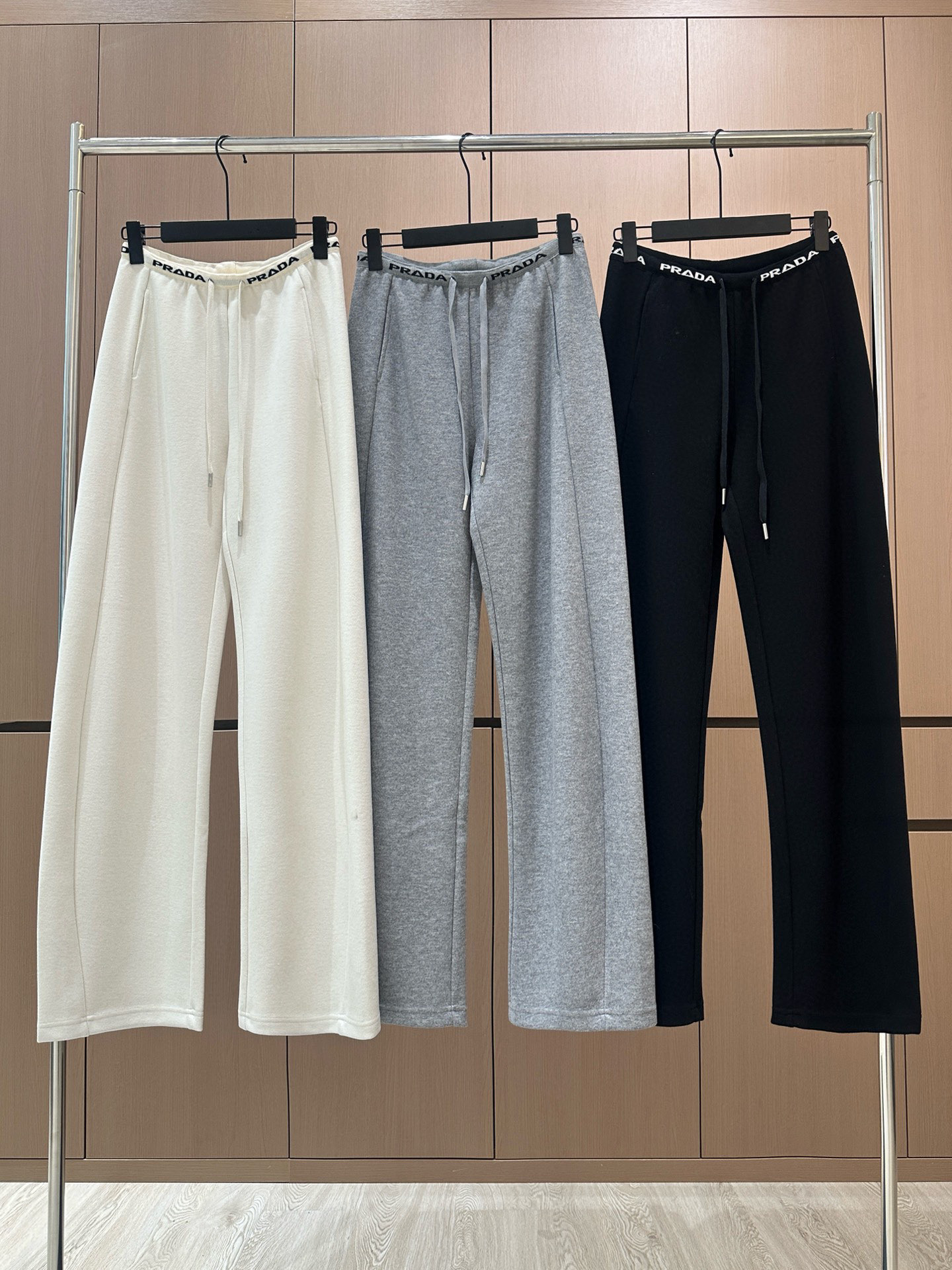 🛒𝐍𝐄𝐖 · 𝟐𝟎𝟐5/爆款现货原单品质 设计师｜女神同款镰刀休闲裤这款裤子选用优质面料，工艺设计，清新