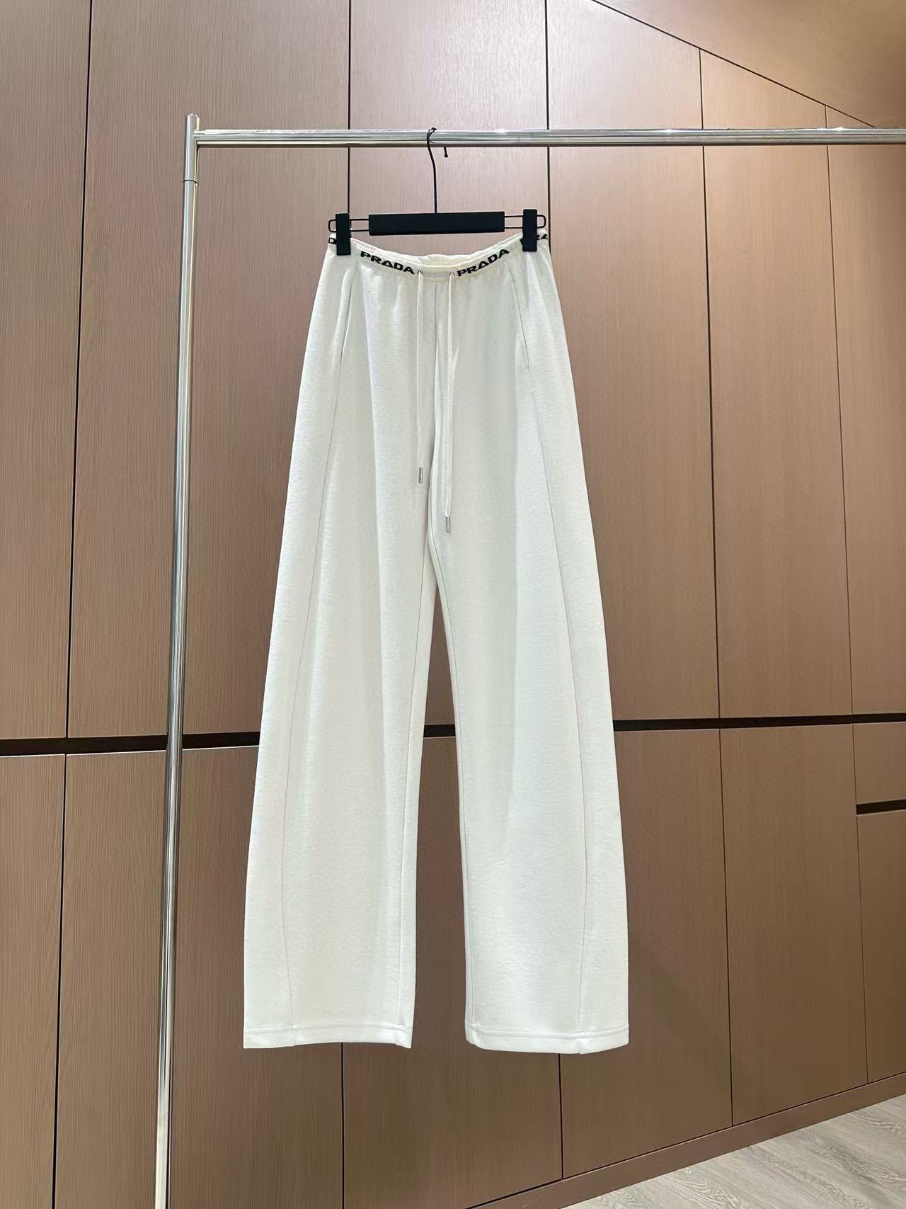 🛒𝐍𝐄𝐖 · 𝟐𝟎𝟐5/爆款现货原单品质 设计师｜女神同款镰刀休闲裤这款裤子选用优质面料，工艺设计，清新