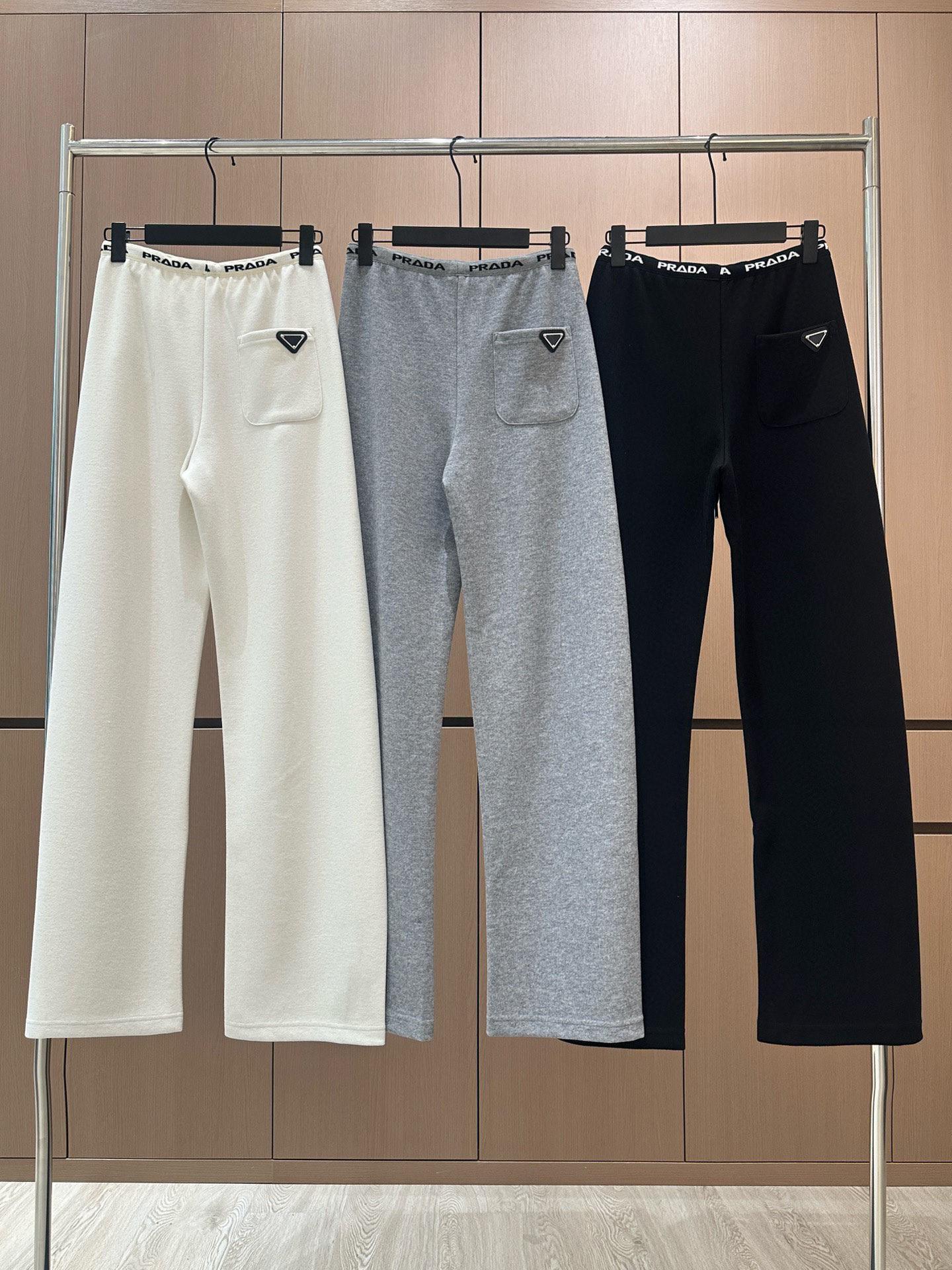 🛒𝐍𝐄𝐖 · 𝟐𝟎𝟐5/爆款现货原单品质 设计师｜女神同款镰刀休闲裤这款裤子选用优质面料，工艺设计，清新