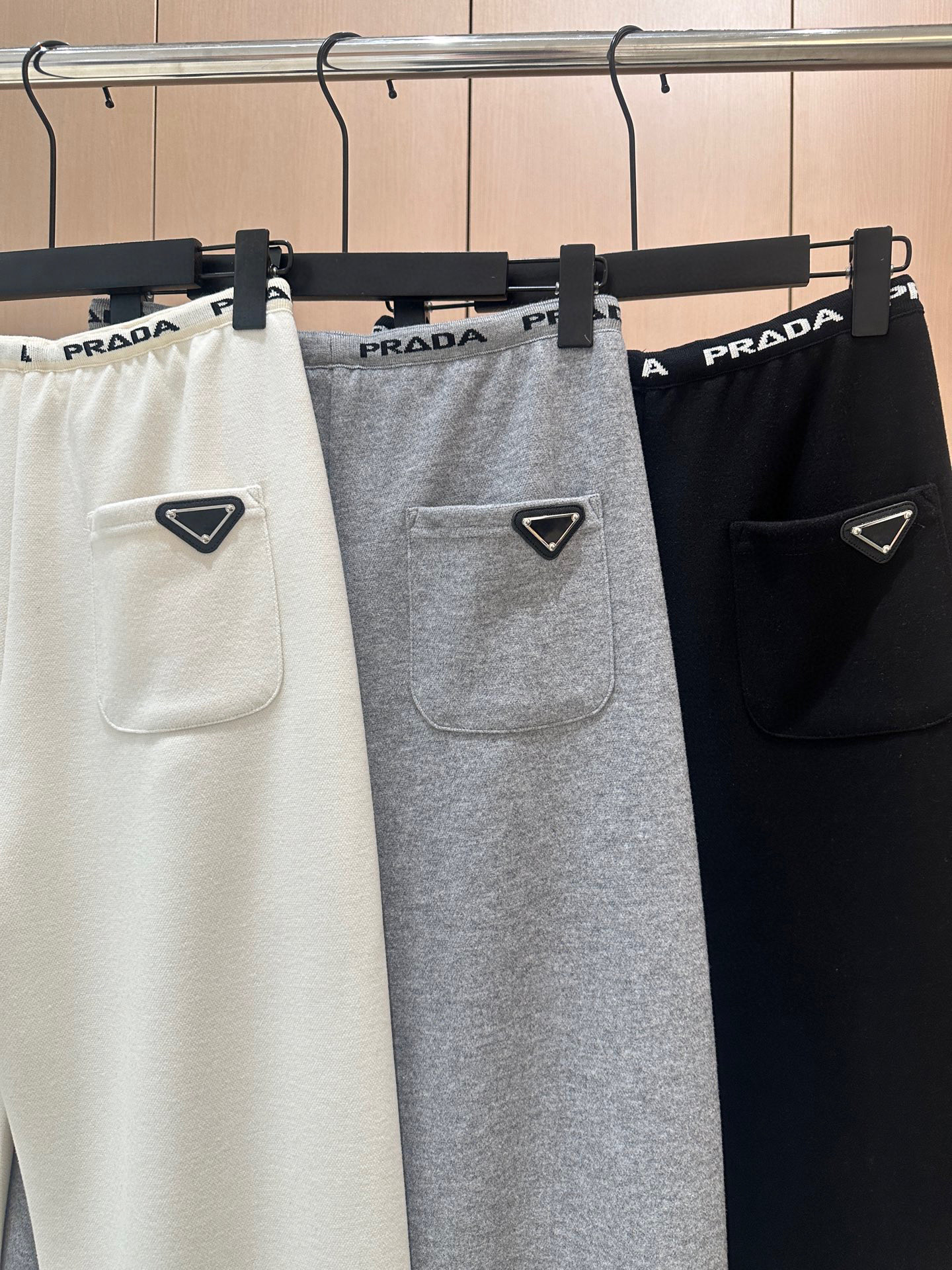 🛒𝐍𝐄𝐖 · 𝟐𝟎𝟐5/爆款现货原单品质 设计师｜女神同款镰刀休闲裤这款裤子选用优质面料，工艺设计，清新