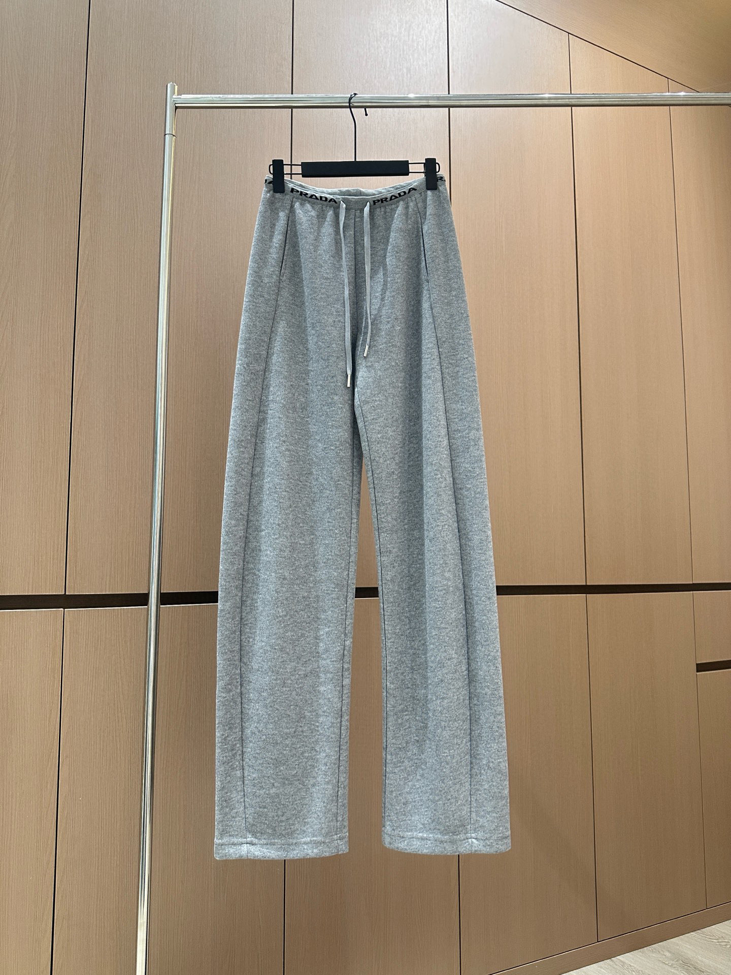 🛒𝐍𝐄𝐖 · 𝟐𝟎𝟐5/爆款现货原单品质 设计师｜女神同款镰刀休闲裤这款裤子选用优质面料，工艺设计，清新