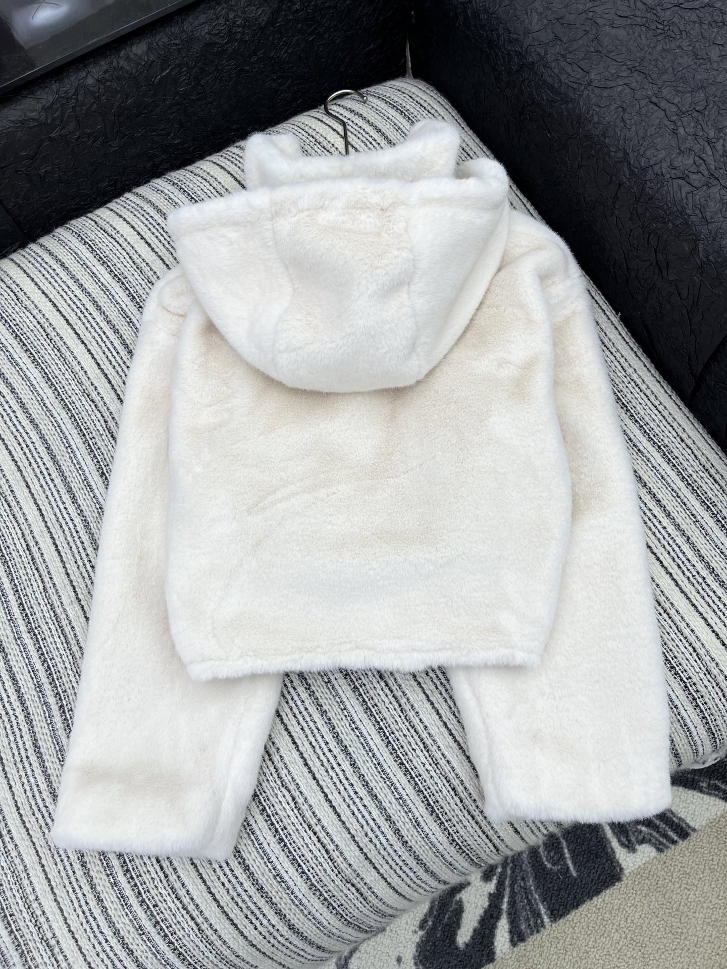 🛒𝐍𝐄𝐖 · 𝟐𝟎𝟐5/爆款现货原单品质 Dio*｜2025经典连帽水貂毛毛外套定制高级面料，重工印花内