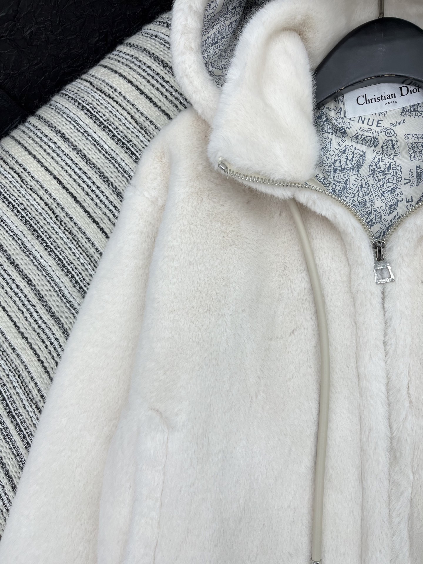 🛒𝐍𝐄𝐖 · 𝟐𝟎𝟐5/爆款现货原单品质 Dio*｜2025经典连帽水貂毛毛外套定制高级面料，重工印花内