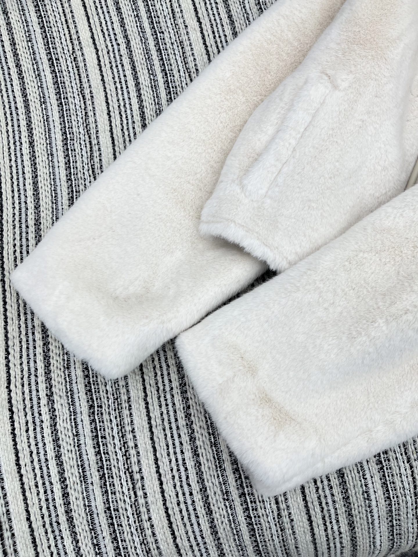 🛒𝐍𝐄𝐖 · 𝟐𝟎𝟐5/爆款现货原单品质 Dio*｜2025经典连帽水貂毛毛外套定制高级面料，重工印花内