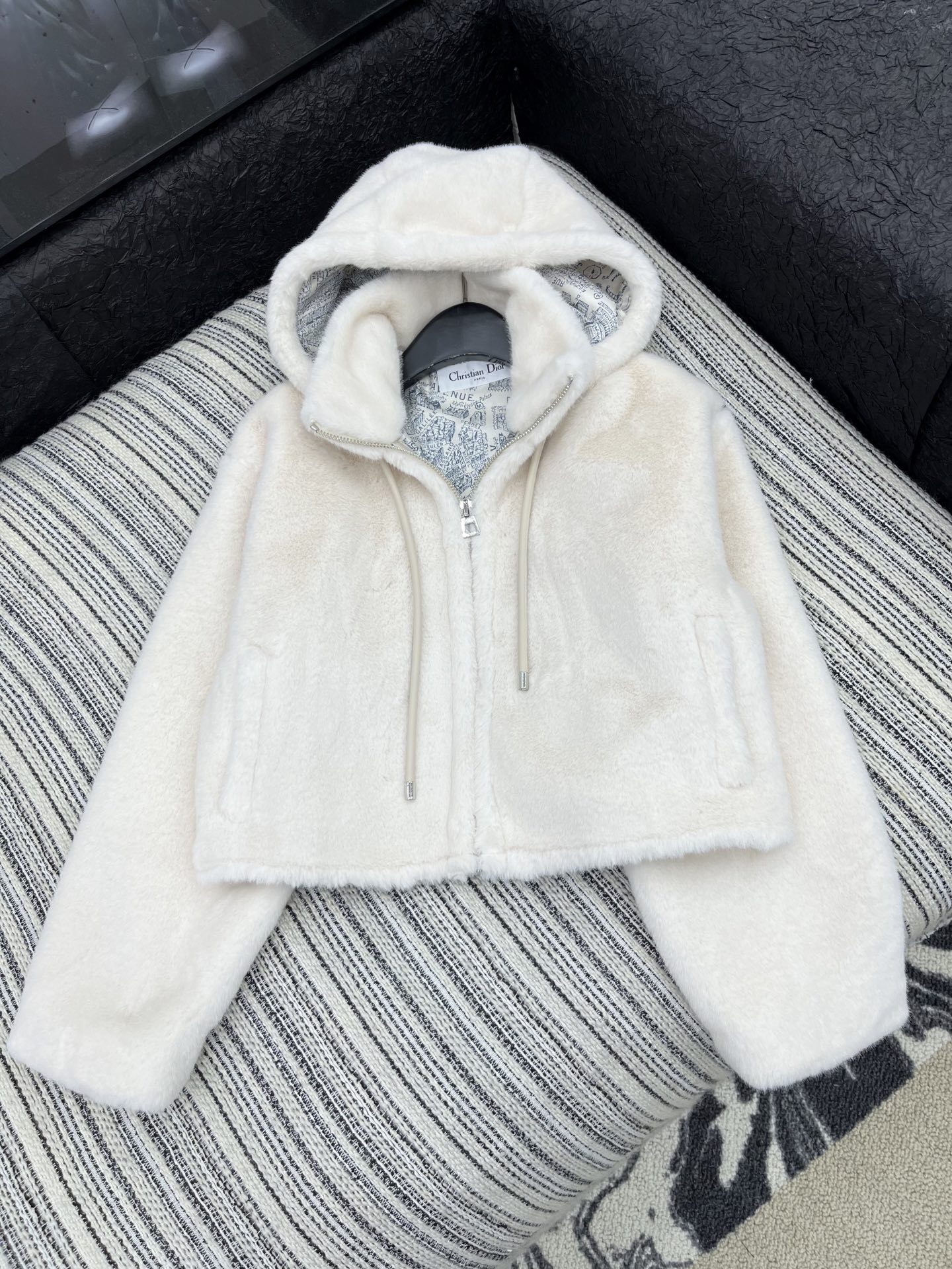 🛒𝐍𝐄𝐖 · 𝟐𝟎𝟐5/爆款现货原单品质 Dio*｜2025经典连帽水貂毛毛外套定制高级面料，重工印花内