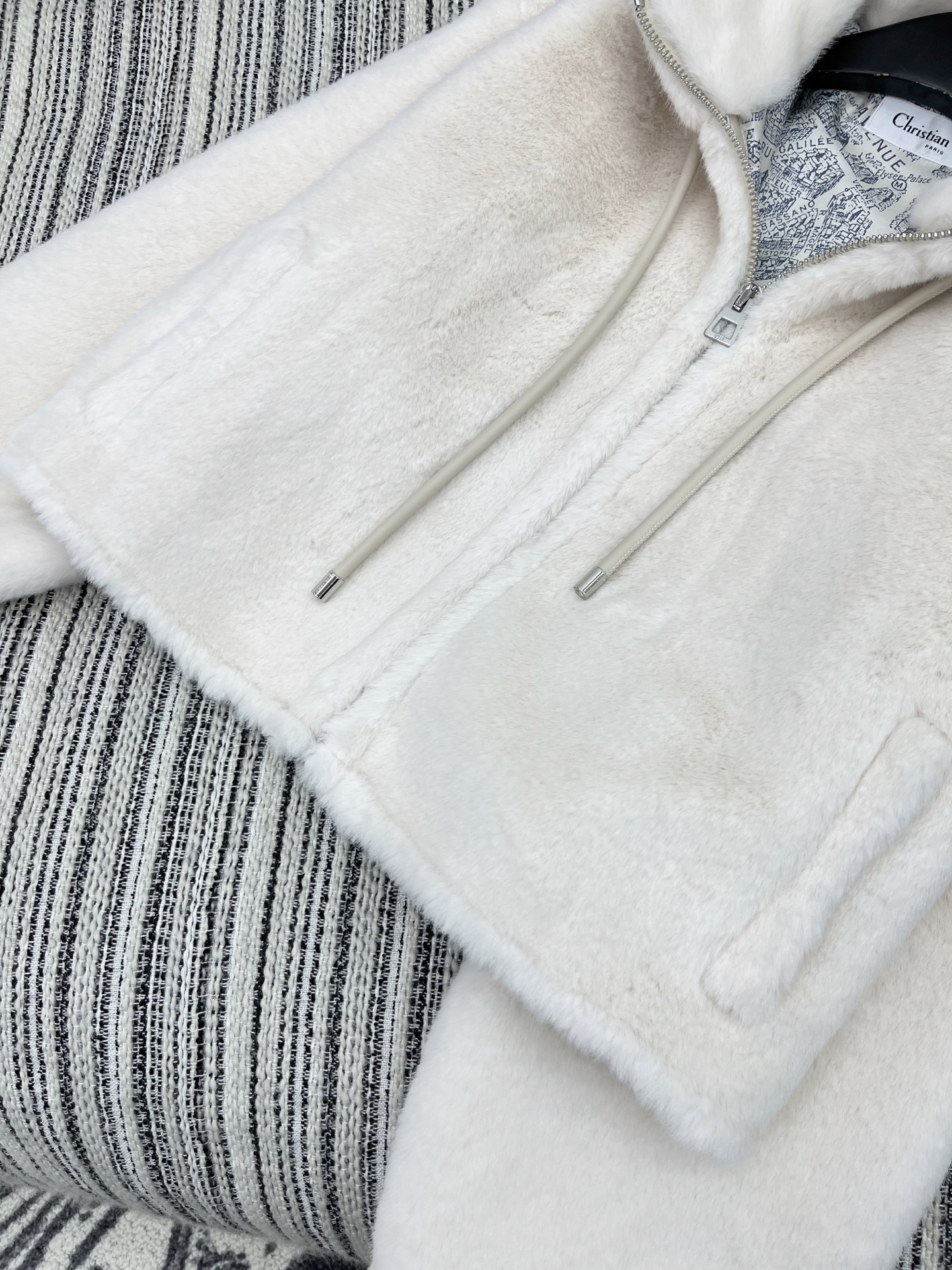 🛒𝐍𝐄𝐖 · 𝟐𝟎𝟐5/爆款现货原单品质 Dio*｜2025经典连帽水貂毛毛外套定制高级面料，重工印花内