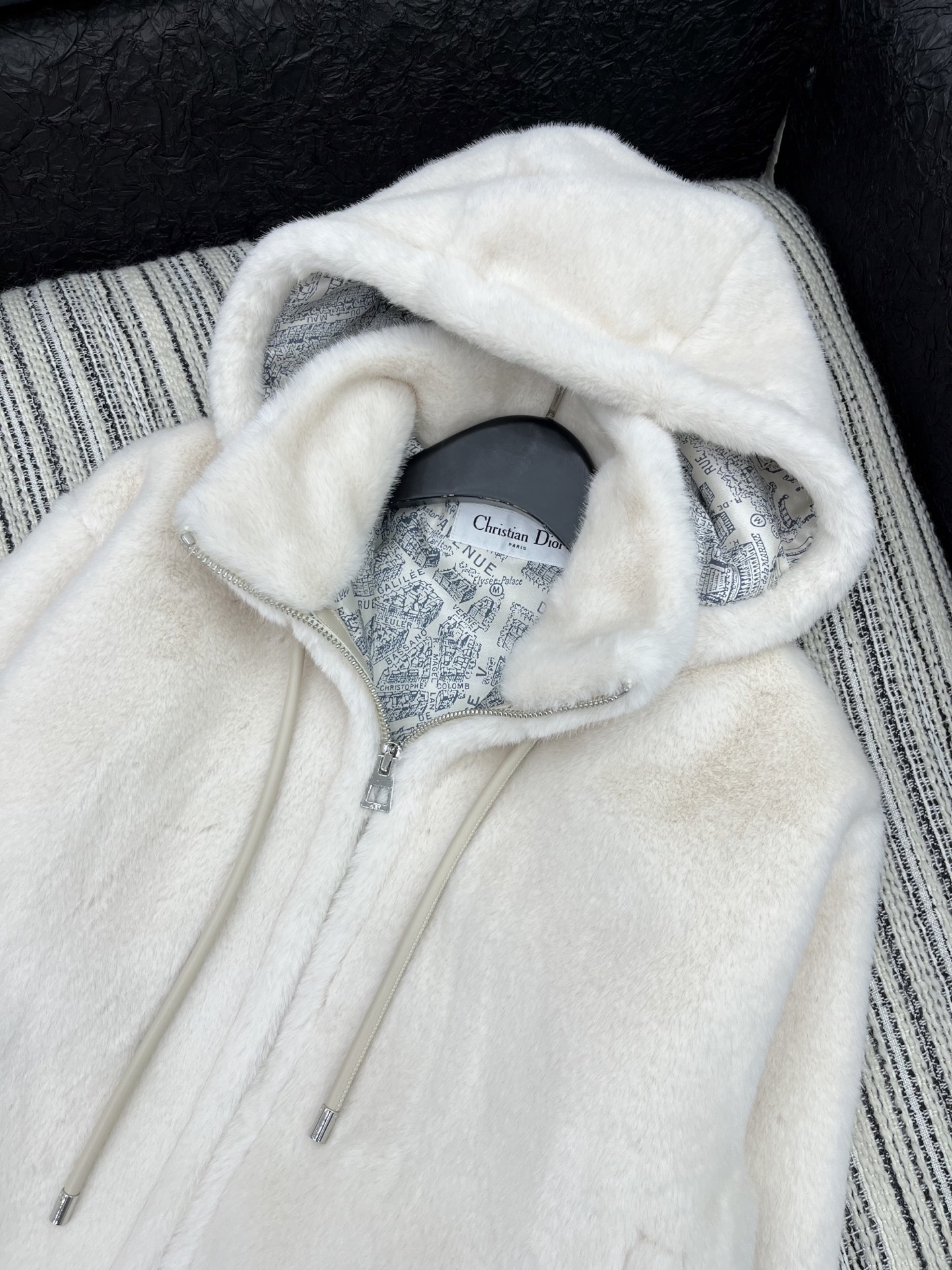 🛒𝐍𝐄𝐖 · 𝟐𝟎𝟐5/爆款现货原单品质 Dio*｜2025经典连帽水貂毛毛外套定制高级面料，重工印花内