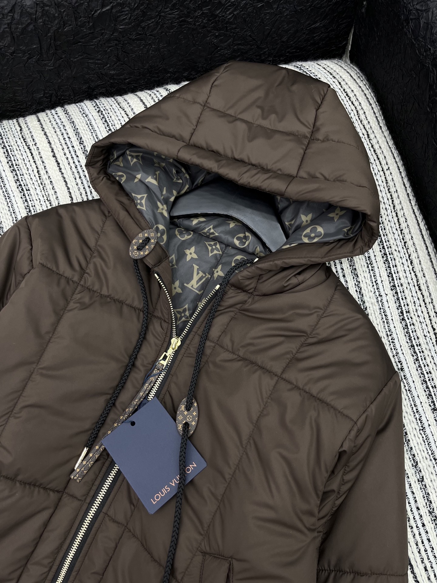 🛒𝐍𝐄𝐖 · 𝟐𝟎𝟐5/爆款现货原单品质 Lv*｜25秋冬新品连帽棉服外套经典双头拉链，订制版型 老花内