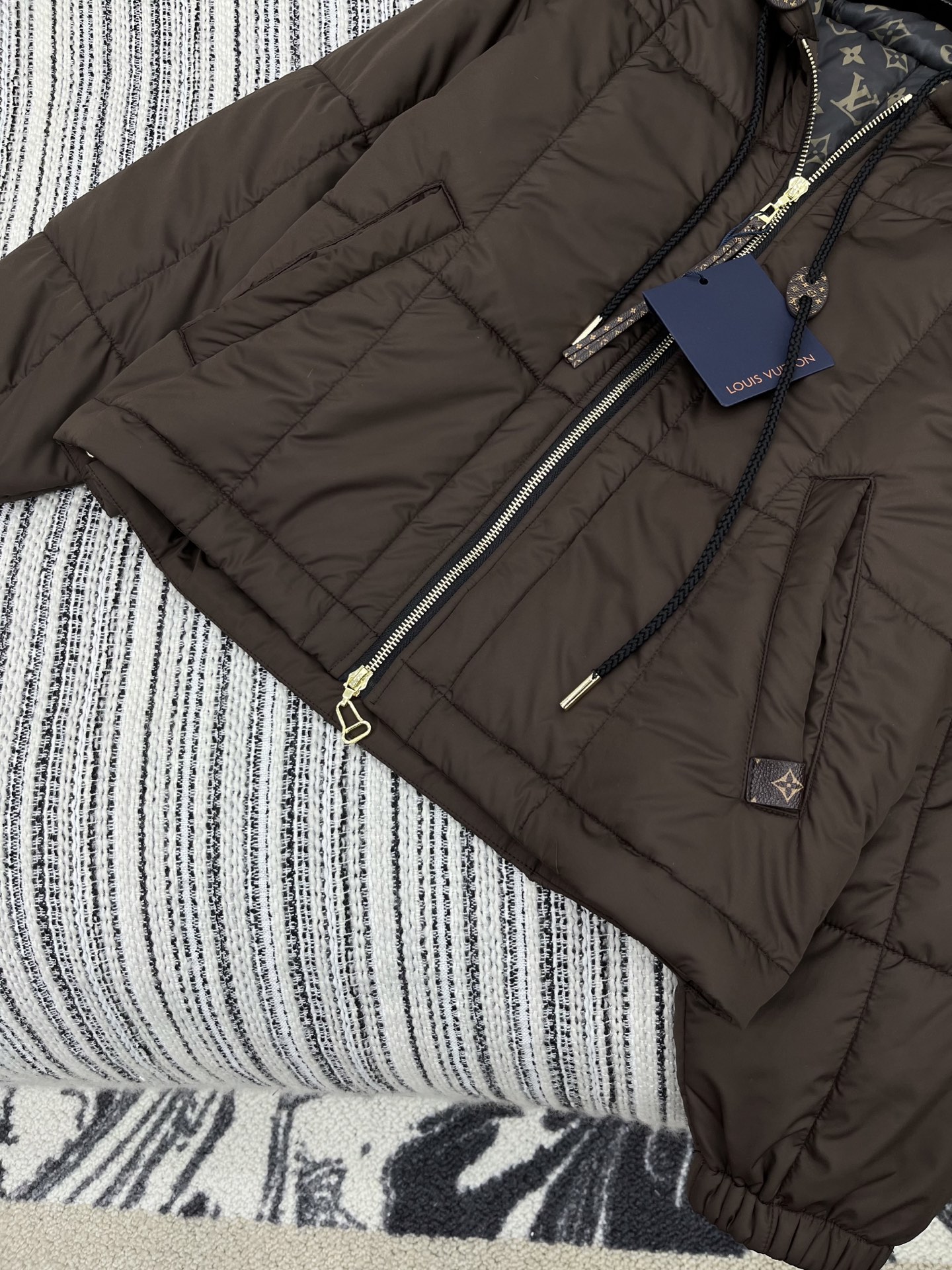 🛒𝐍𝐄𝐖 · 𝟐𝟎𝟐5/爆款现货原单品质 Lv*｜25秋冬新品连帽棉服外套经典双头拉链，订制版型 老花内