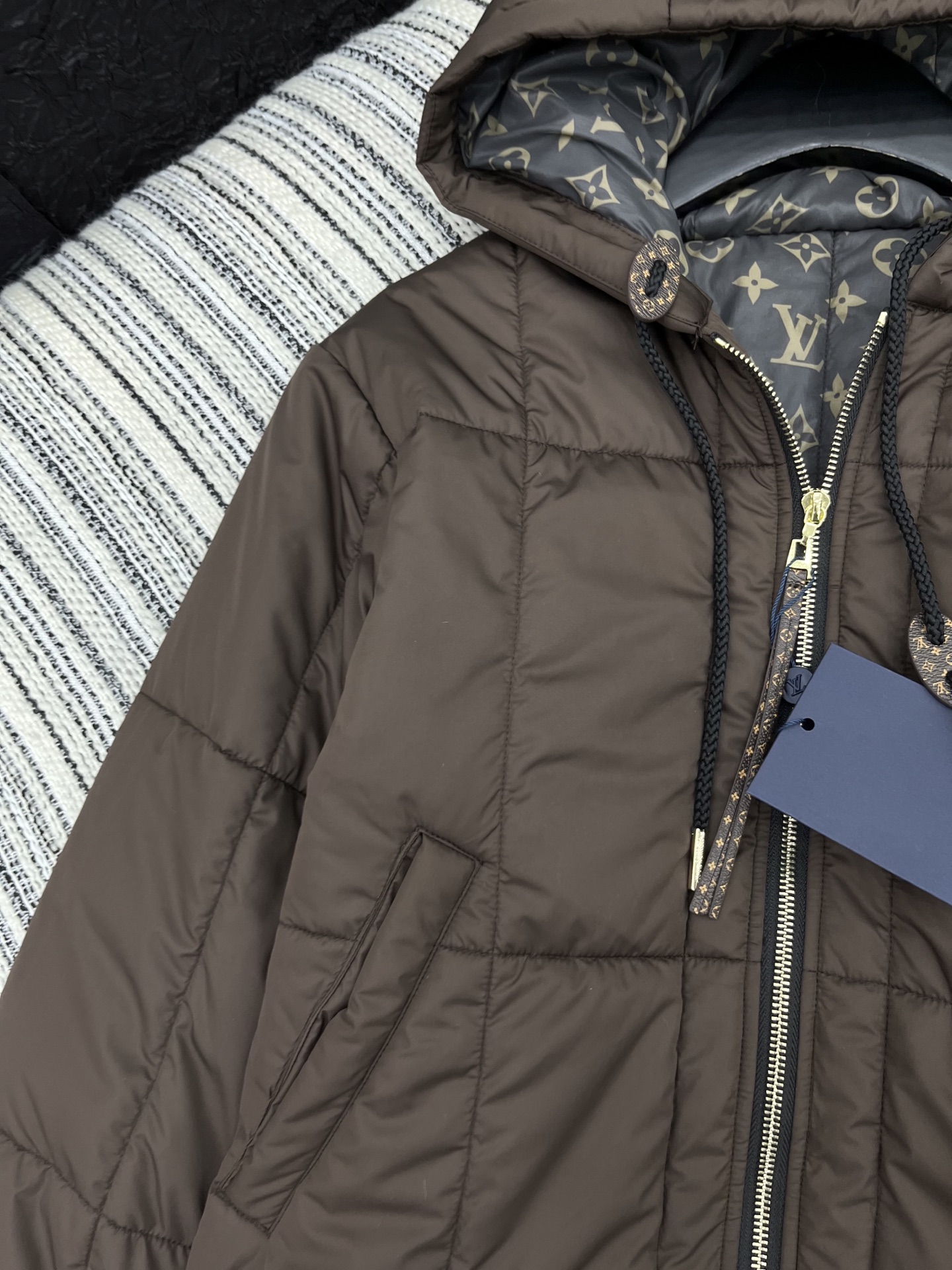 🛒𝐍𝐄𝐖 · 𝟐𝟎𝟐5/爆款现货原单品质 Lv*｜25秋冬新品连帽棉服外套经典双头拉链，订制版型 老花内