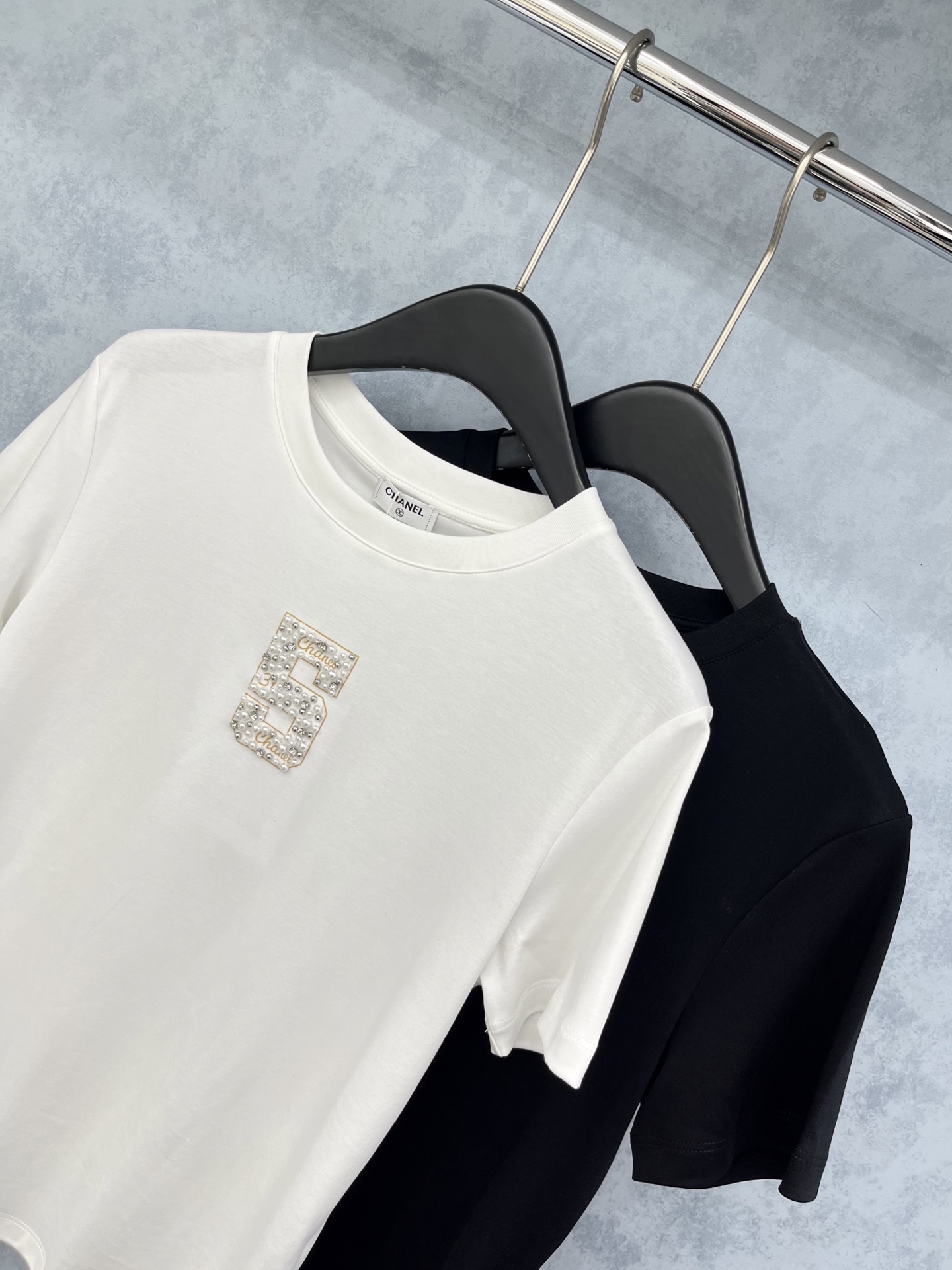 🛒𝐍𝐄𝐖 · 𝟐𝟎𝟐5/爆款现货原单品质 Chane*｜精致订钻短袖T恤高订面料 亲肤透气舒适标志性字母