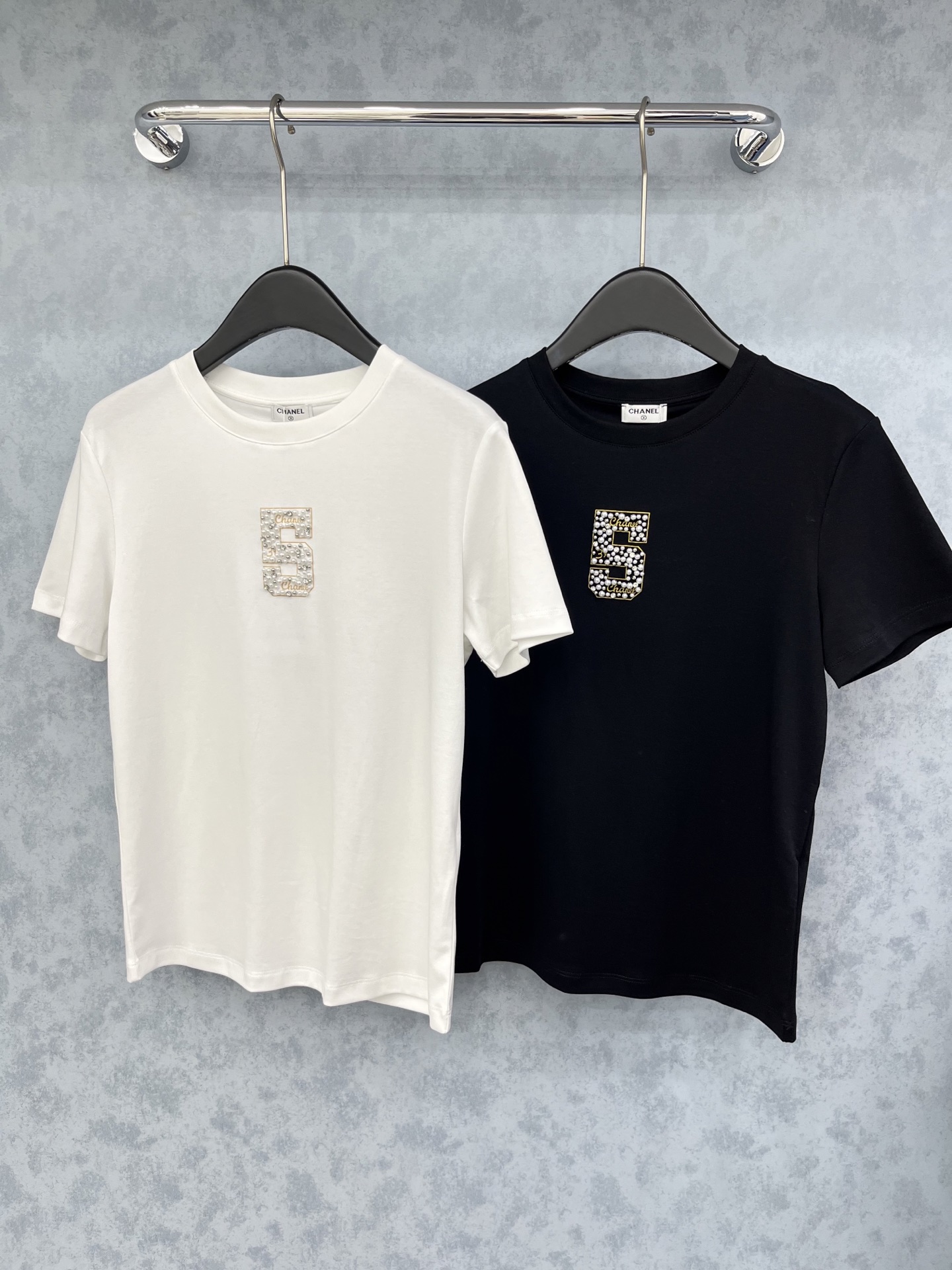 🛒𝐍𝐄𝐖 · 𝟐𝟎𝟐5/爆款现货原单品质 Chane*｜精致订钻短袖T恤高订面料 亲肤透气舒适标志性字母