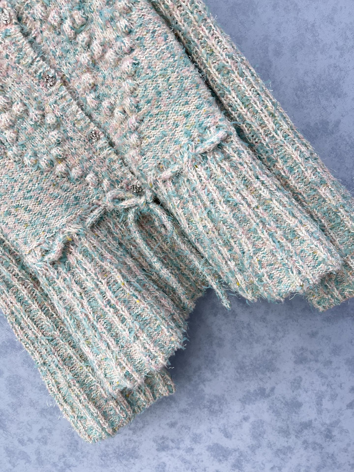 🛒𝐍𝐄𝐖 · 𝟐𝟎𝟐5/爆款现货原单品质 Chan*｜25中古系列重工抽绳手工钩花圆领外套独家订制纱线 