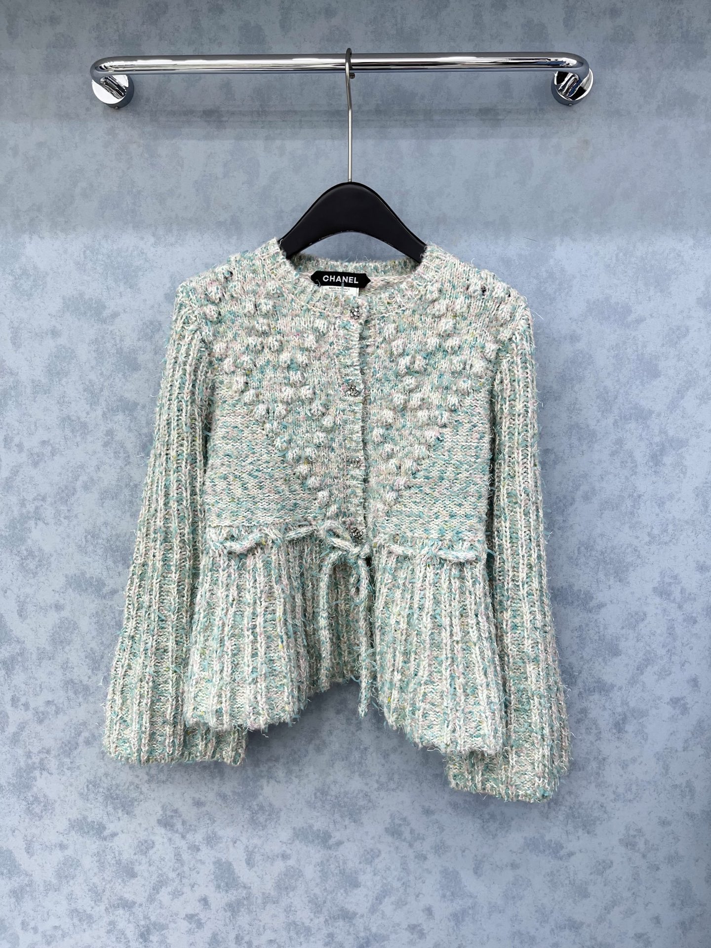 🛒𝐍𝐄𝐖 · 𝟐𝟎𝟐5/爆款现货原单品质 Chan*｜25中古系列重工抽绳手工钩花圆领外套独家订制纱线 