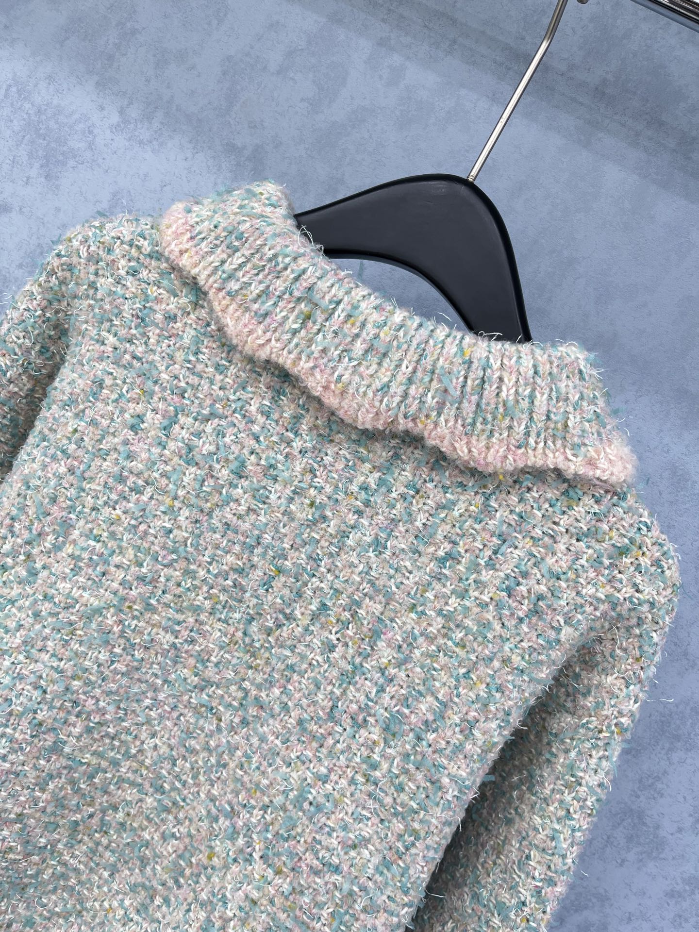 🛒𝐍𝐄𝐖 · 𝟐𝟎𝟐5/爆款现货原单品质 Chan*｜25中古系列重工花瓣领套头毛衣独家订制纱线 ，珍珠