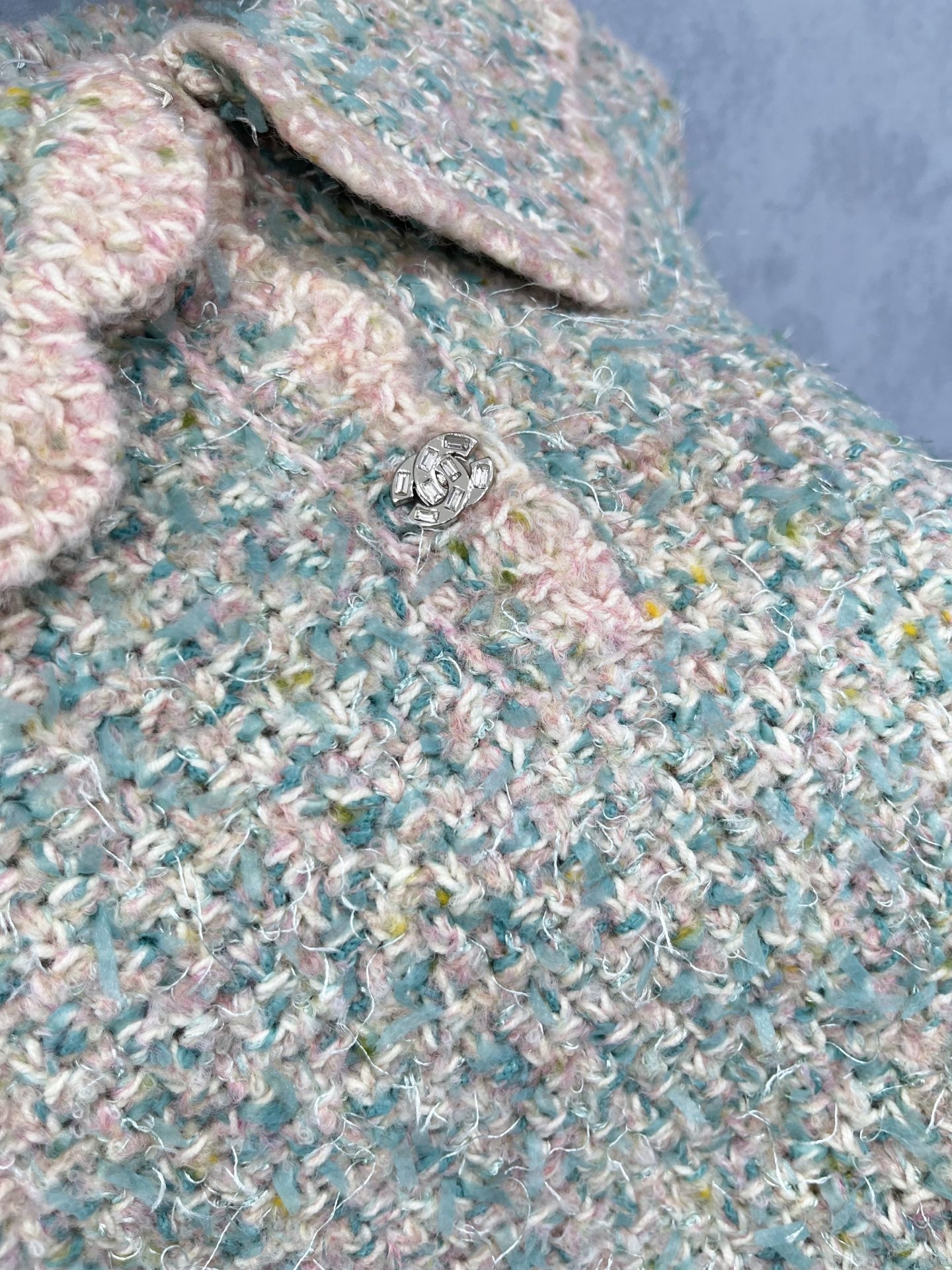 🛒𝐍𝐄𝐖 · 𝟐𝟎𝟐5/爆款现货原单品质 Chan*｜25中古系列重工花瓣领套头毛衣独家订制纱线 ，珍珠