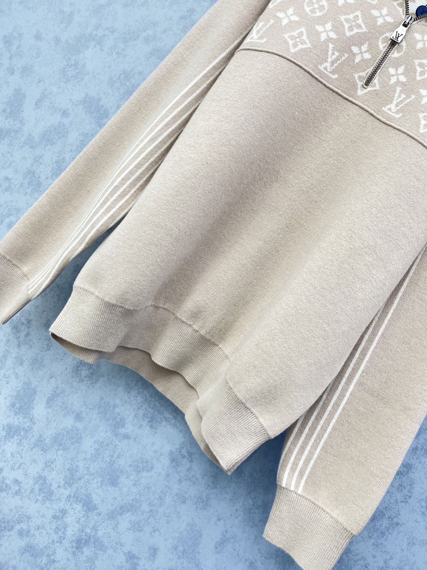 🛒𝐍𝐄𝐖 · 𝟐𝟎𝟐5/爆款现货原单品质 LV ｜2025翻领老花提花毛衣定制YB羊毛🦙材质 密度细针织