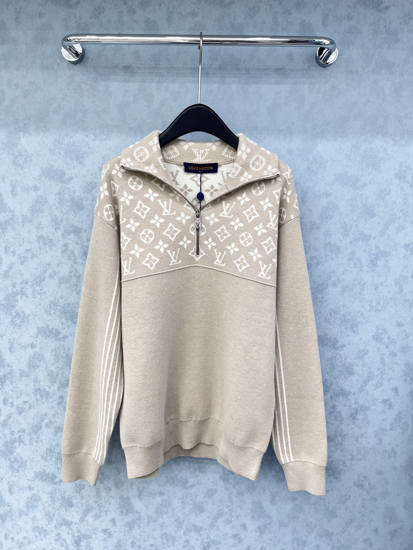 🛒𝐍𝐄𝐖 · 𝟐𝟎𝟐5/爆款现货原单品质 LV ｜2025翻领老花提花毛衣定制YB羊毛🦙材质 密度细针织