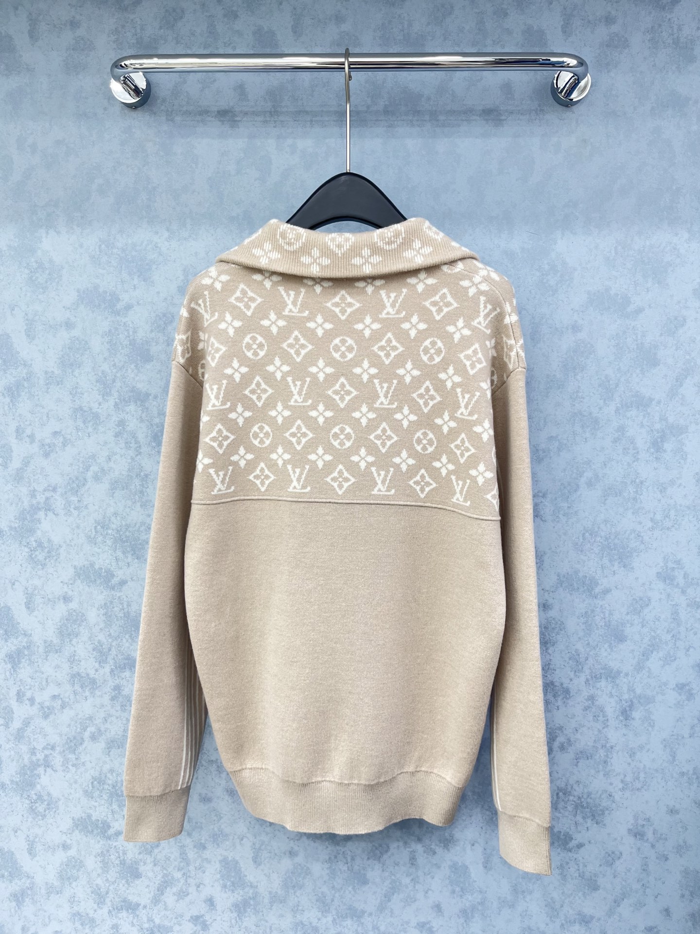 🛒𝐍𝐄𝐖 · 𝟐𝟎𝟐5/爆款现货原单品质 LV ｜2025翻领老花提花毛衣定制YB羊毛🦙材质 密度细针织