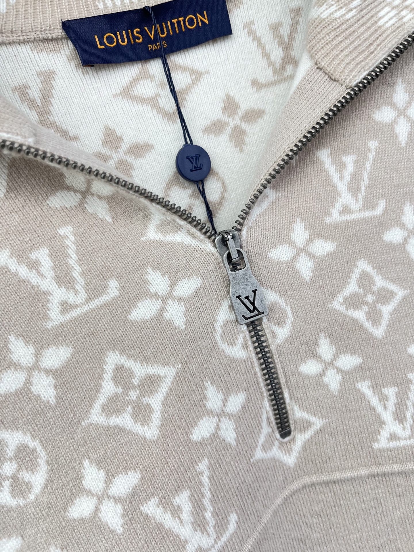 🛒𝐍𝐄𝐖 · 𝟐𝟎𝟐5/爆款现货原单品质 LV ｜2025翻领老花提花毛衣定制YB羊毛🦙材质 密度细针织