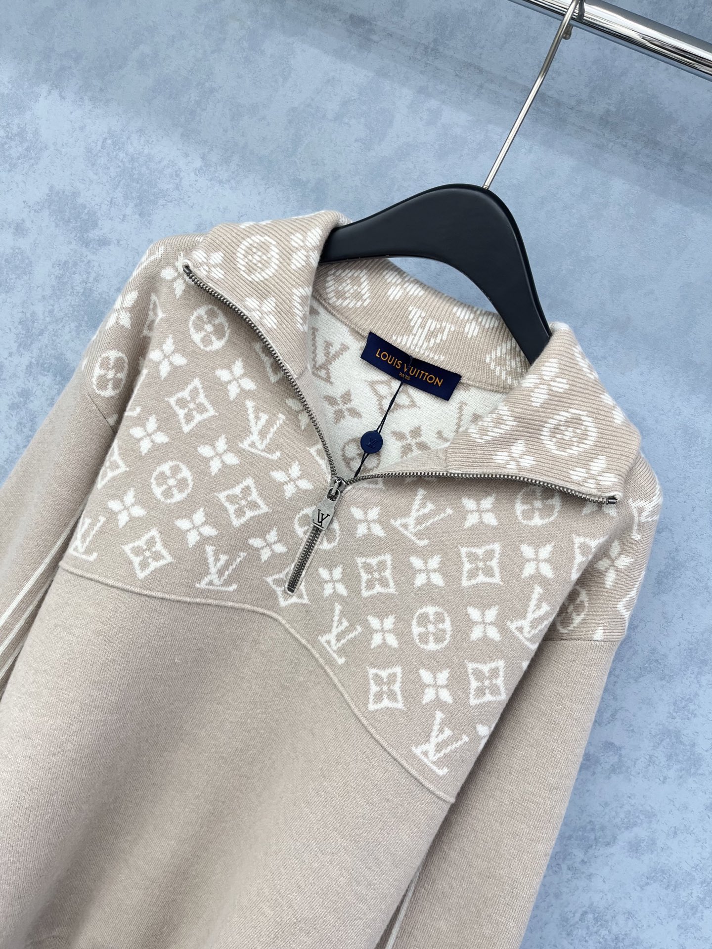 🛒𝐍𝐄𝐖 · 𝟐𝟎𝟐5/爆款现货原单品质 LV ｜2025翻领老花提花毛衣定制YB羊毛🦙材质 密度细针织