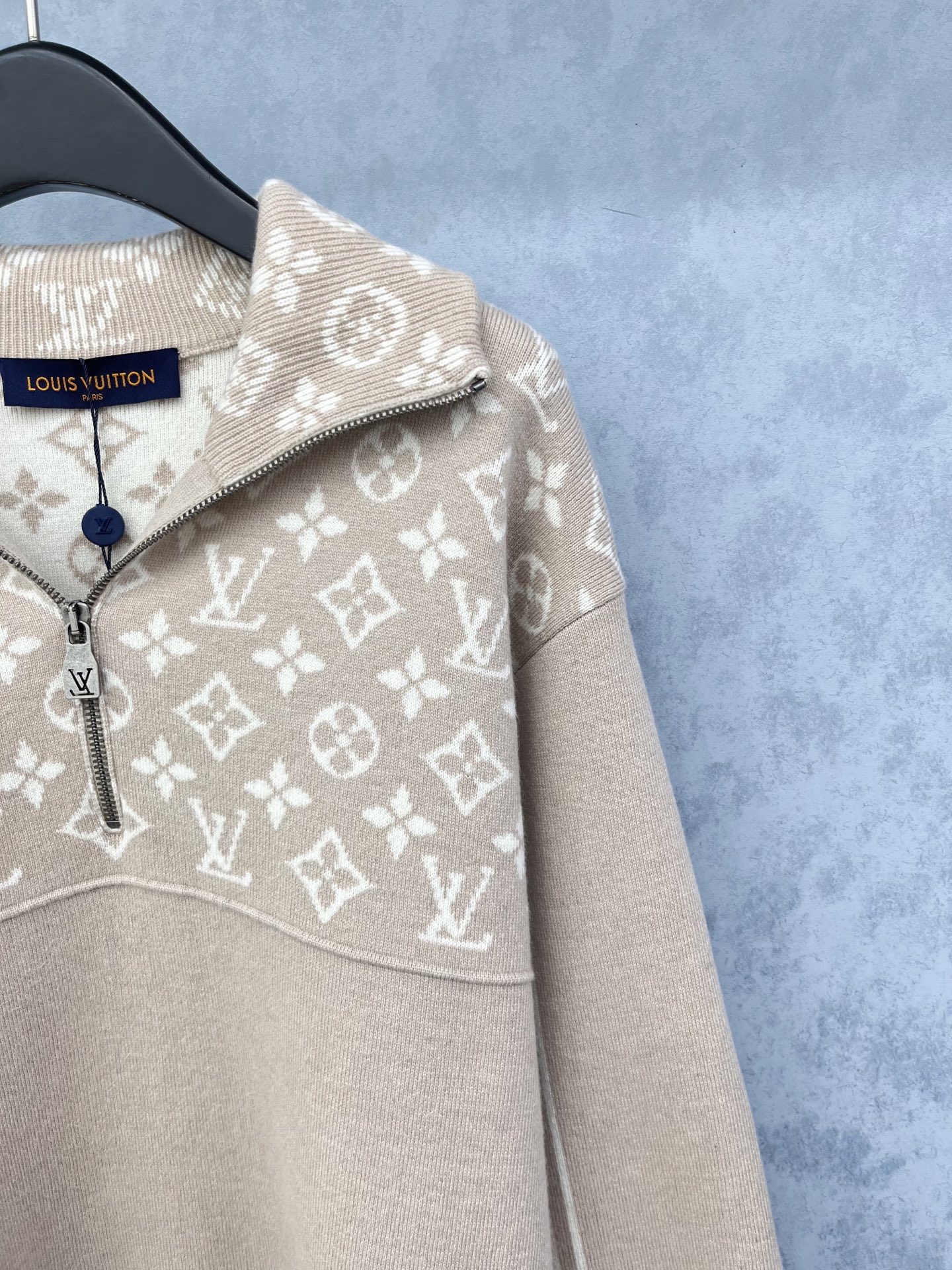 🛒𝐍𝐄𝐖 · 𝟐𝟎𝟐5/爆款现货原单品质 LV ｜2025翻领老花提花毛衣定制YB羊毛🦙材质 密度细针织