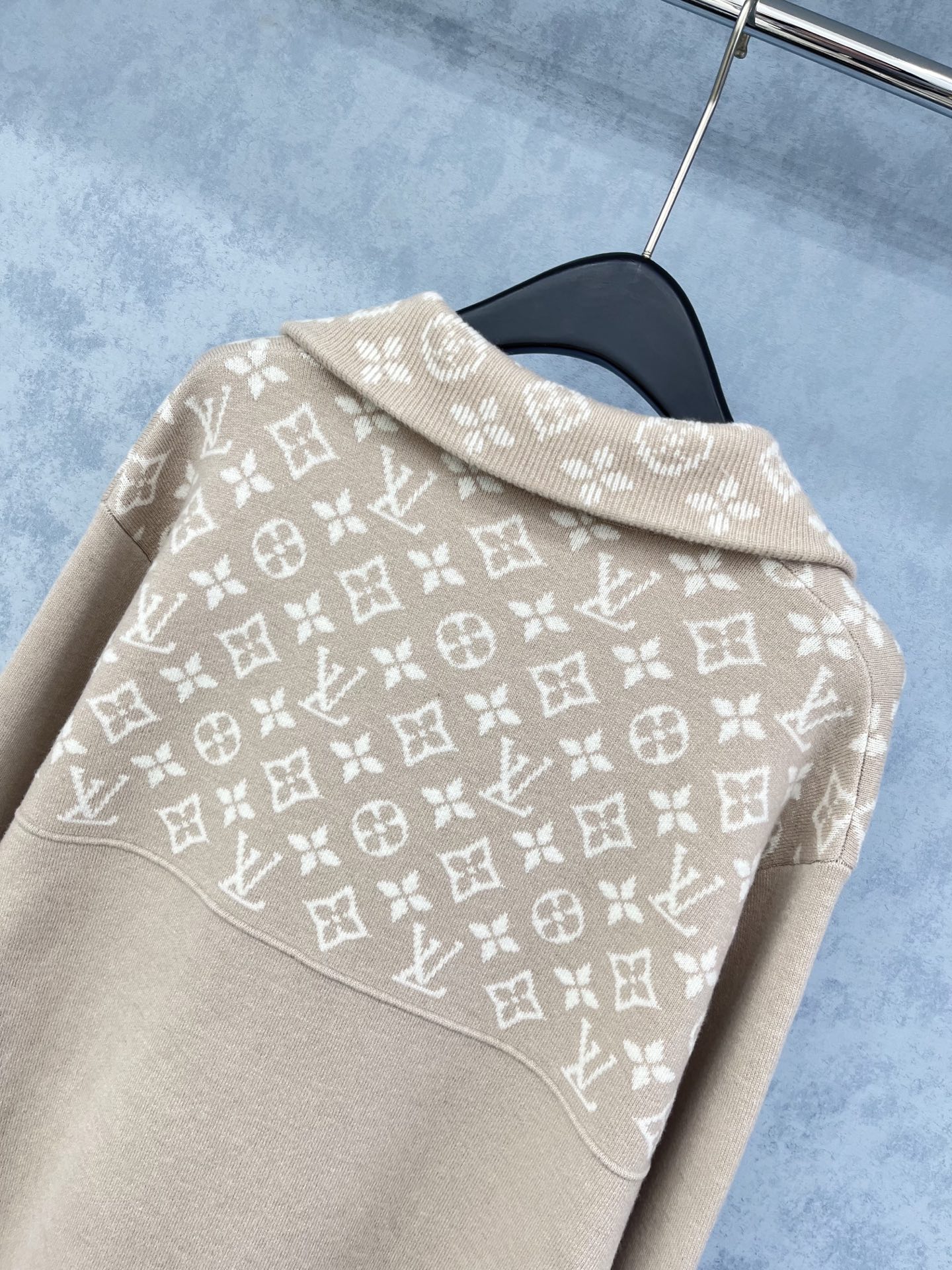 🛒𝐍𝐄𝐖 · 𝟐𝟎𝟐5/爆款现货原单品质 LV ｜2025翻领老花提花毛衣定制YB羊毛🦙材质 密度细针织