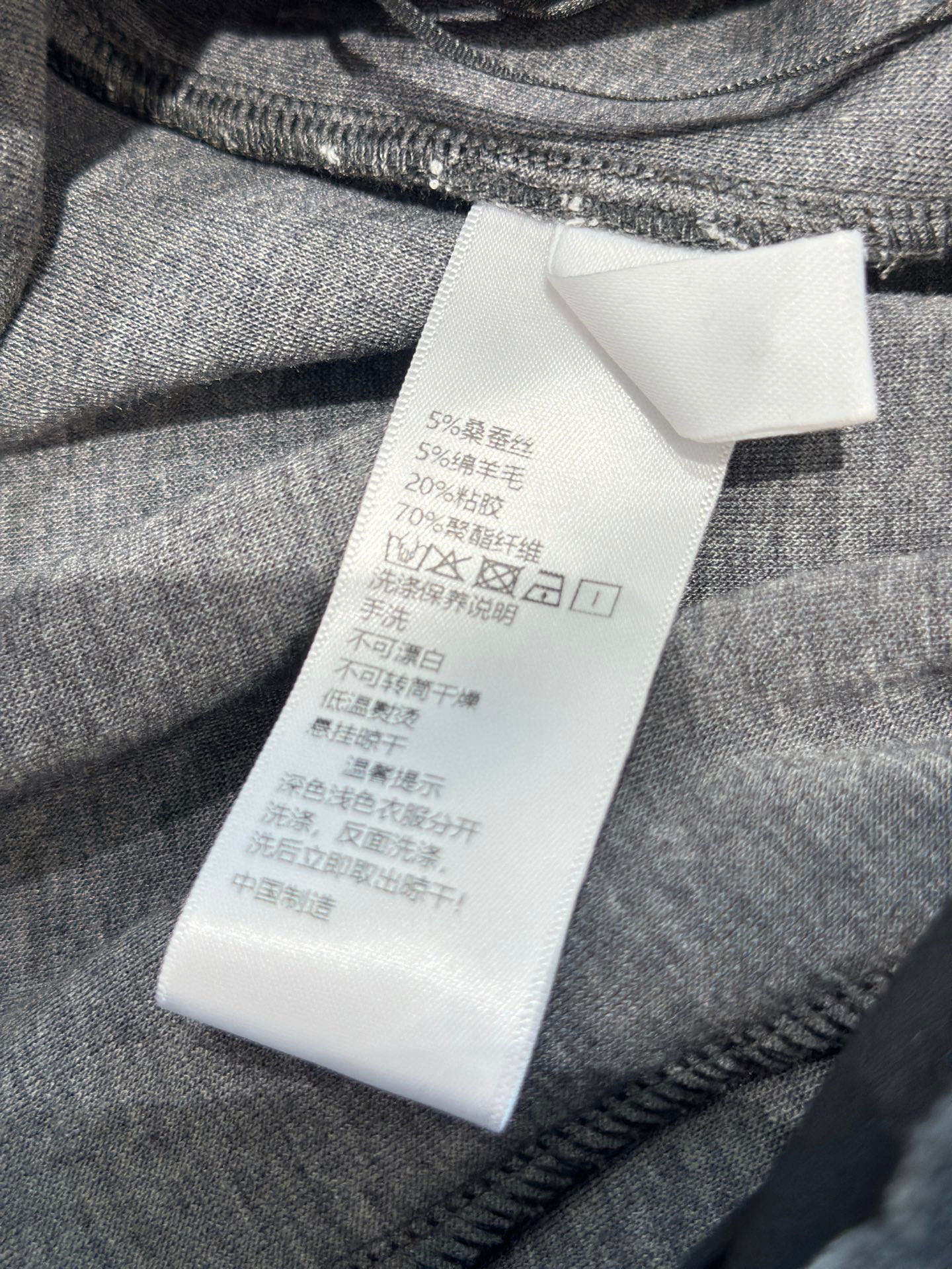 🛒𝐍𝐄𝐖 · 𝟐𝟎𝟐5/爆款现货设计师 原创｜松紧腰头抽绳条纹休闲裤高品质面料质感柔软细腻舒适。撞色刺绣