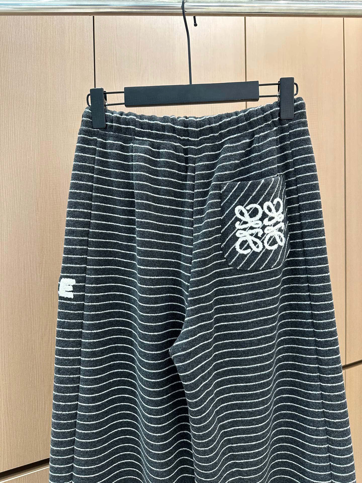 🛒𝐍𝐄𝐖 · 𝟐𝟎𝟐5/爆款现货设计师 原创｜松紧腰头抽绳条纹休闲裤高品质面料质感柔软细腻舒适。撞色刺绣