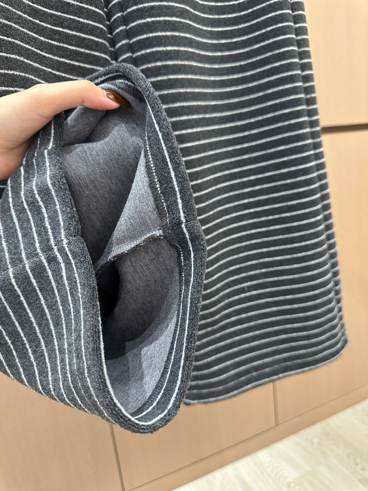 🛒𝐍𝐄𝐖 · 𝟐𝟎𝟐5/爆款现货设计师 原创｜松紧腰头抽绳条纹休闲裤高品质面料质感柔软细腻舒适。撞色刺绣