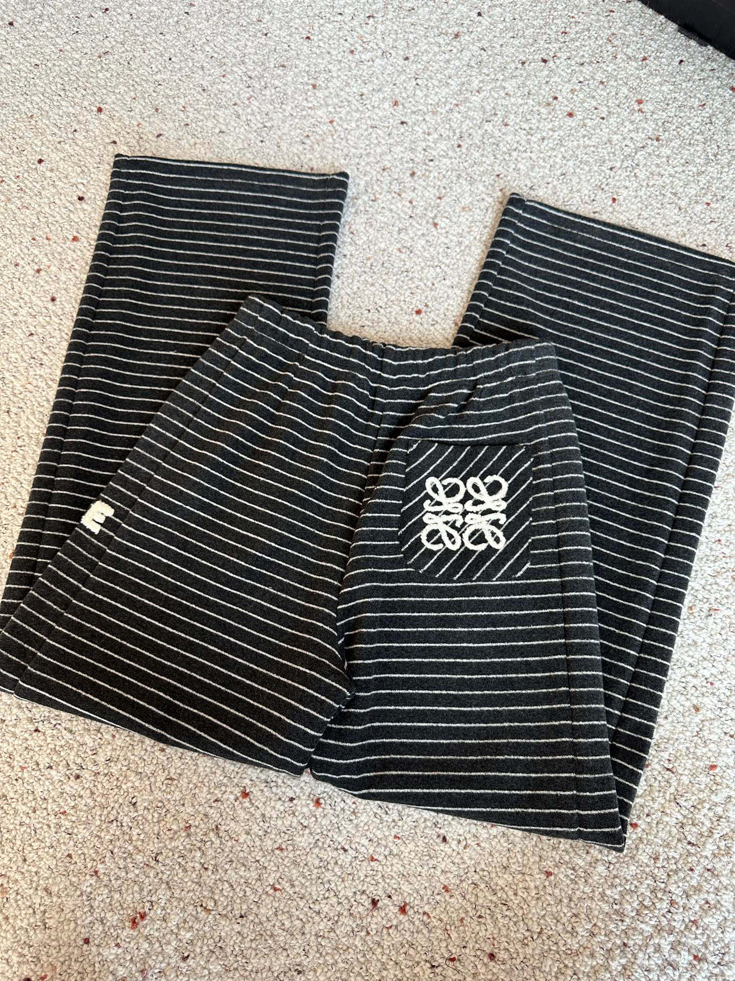 🛒𝐍𝐄𝐖 · 𝟐𝟎𝟐5/爆款现货设计师 原创｜松紧腰头抽绳条纹休闲裤高品质面料质感柔软细腻舒适。撞色刺绣