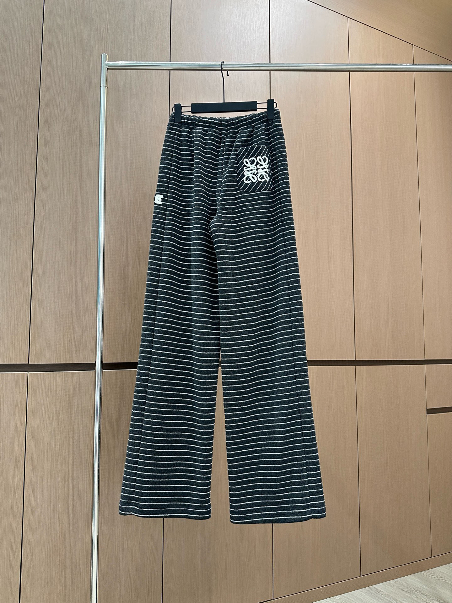 🛒𝐍𝐄𝐖 · 𝟐𝟎𝟐5/爆款现货设计师 原创｜松紧腰头抽绳条纹休闲裤高品质面料质感柔软细腻舒适。撞色刺绣