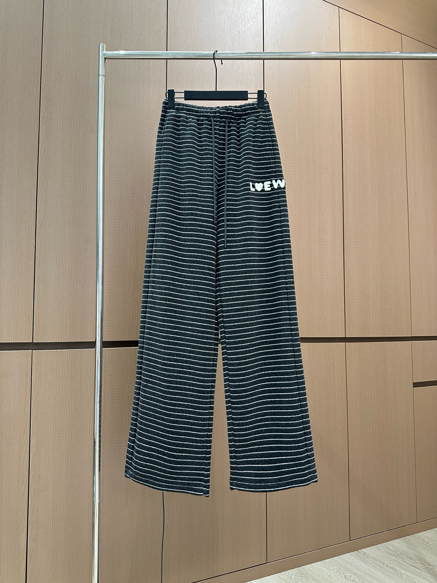 🛒𝐍𝐄𝐖 · 𝟐𝟎𝟐5/爆款现货设计师 原创｜松紧腰头抽绳条纹休闲裤高品质面料质感柔软细腻舒适。撞色刺绣