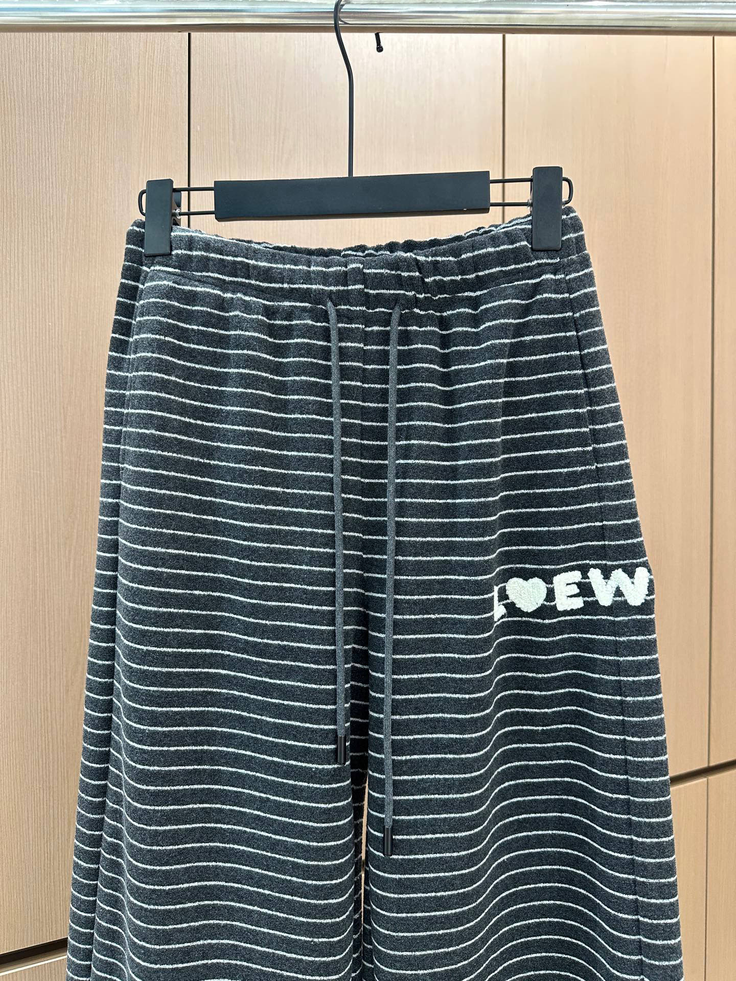 🛒𝐍𝐄𝐖 · 𝟐𝟎𝟐5/爆款现货设计师 原创｜松紧腰头抽绳条纹休闲裤高品质面料质感柔软细腻舒适。撞色刺绣