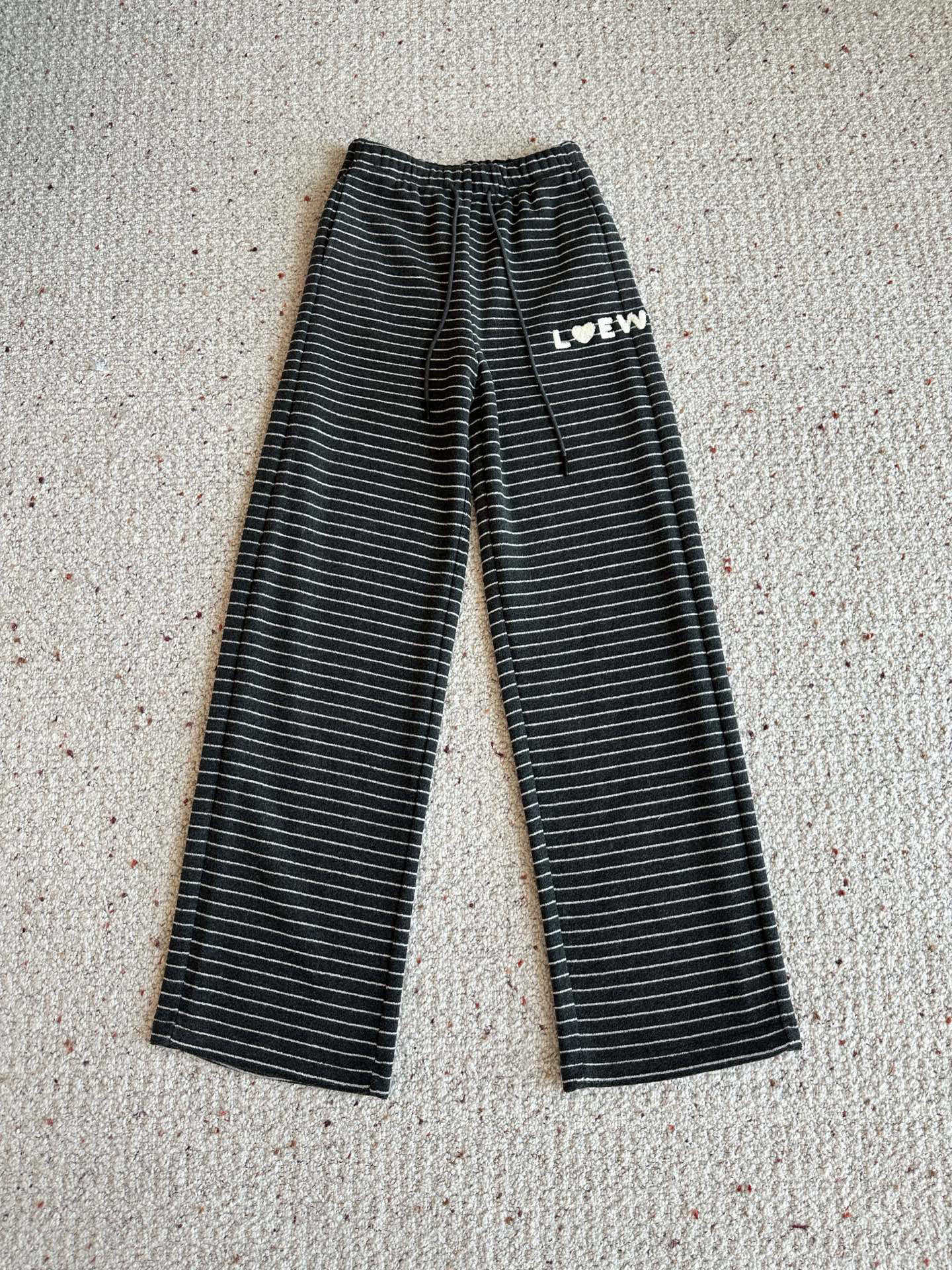 🛒𝐍𝐄𝐖 · 𝟐𝟎𝟐5/爆款现货设计师 原创｜松紧腰头抽绳条纹休闲裤高品质面料质感柔软细腻舒适。撞色刺绣