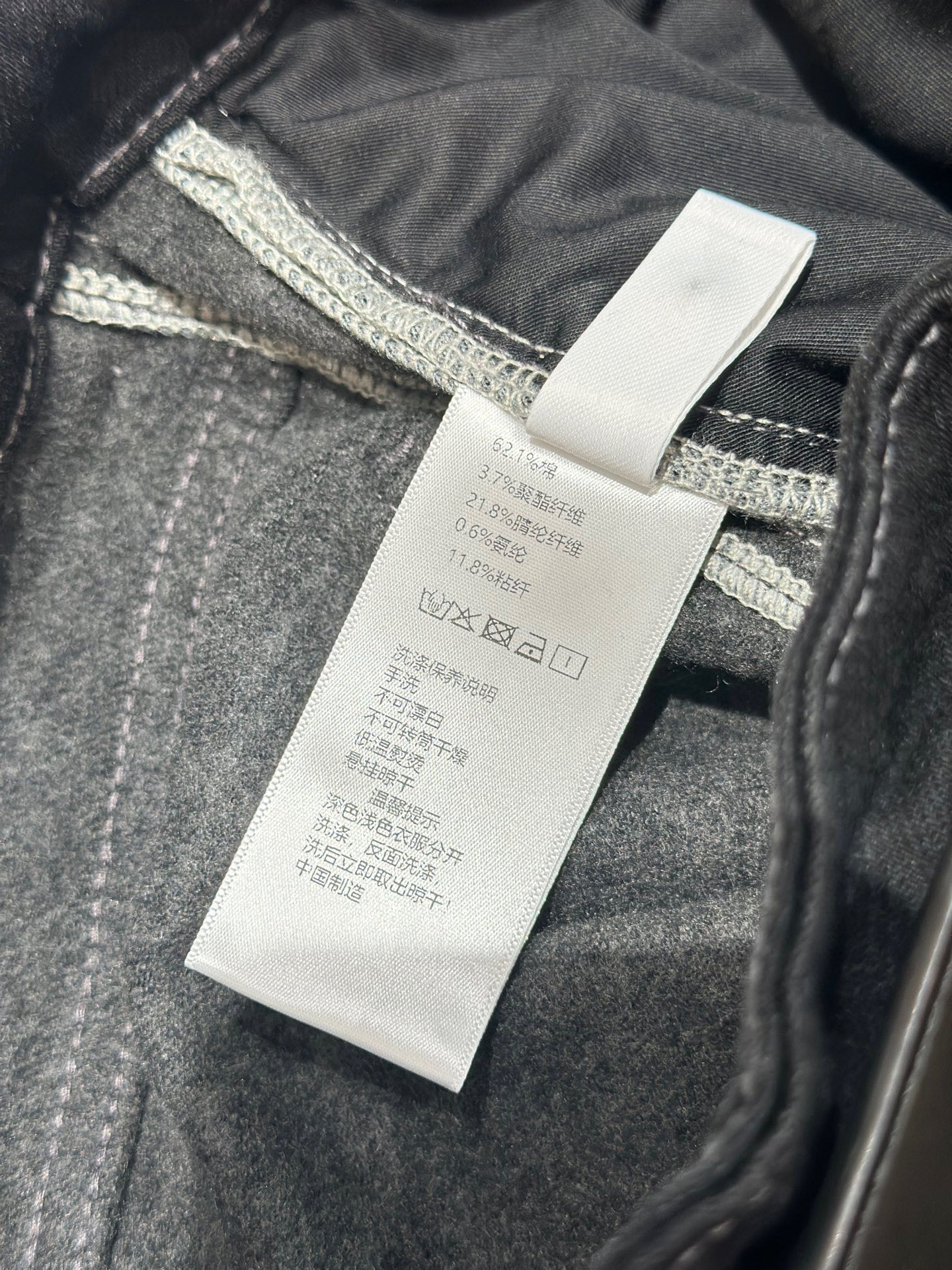 🛒𝐍𝐄𝐖 · 𝟐𝟎𝟐5/爆款现货设计师 原创｜女神同款植绒保暖牛仔裤 这款牛仔裤选用优质面料，工艺洗水，