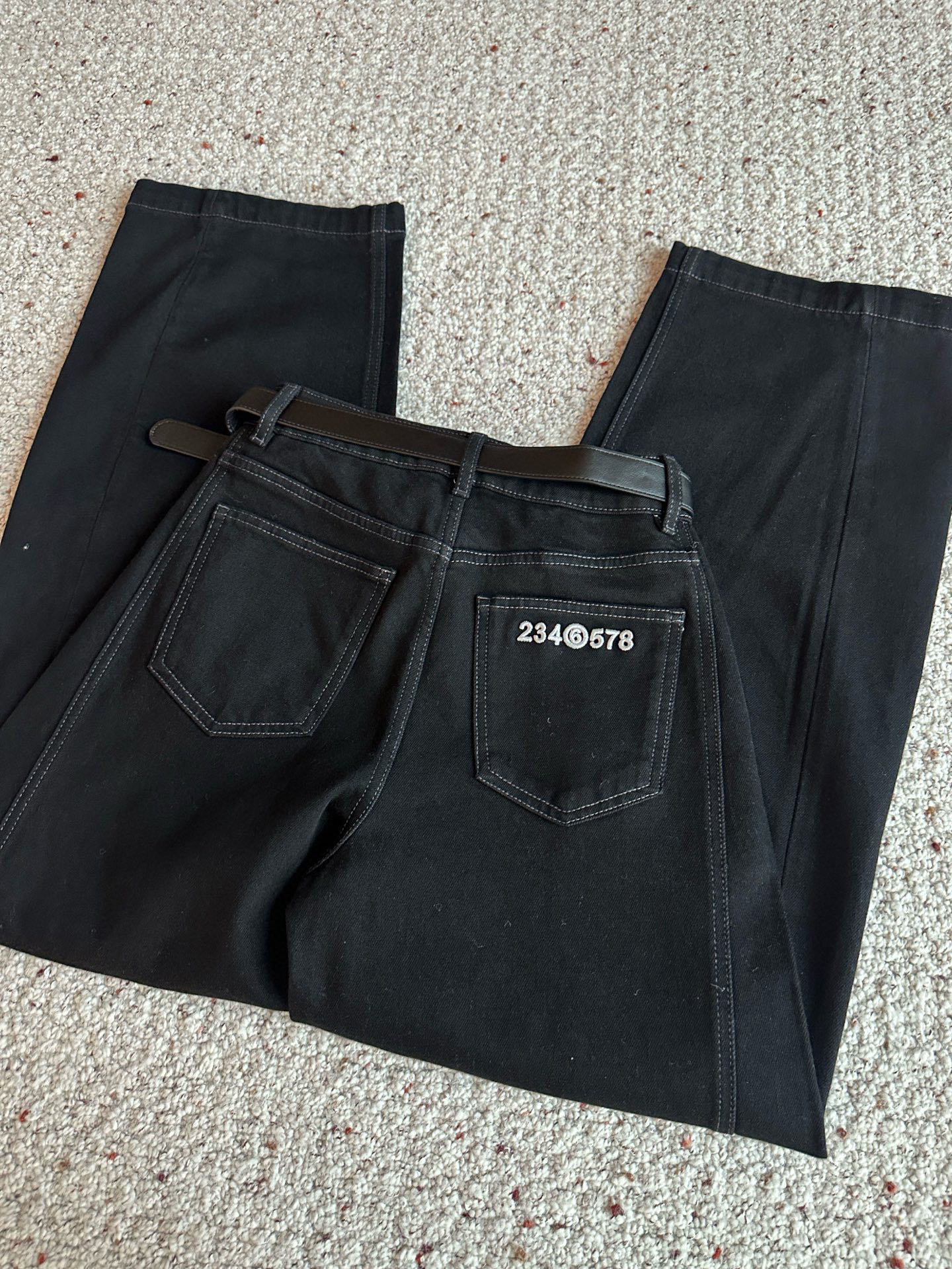 🛒𝐍𝐄𝐖 · 𝟐𝟎𝟐5/爆款现货设计师 原创｜女神同款植绒保暖牛仔裤 这款牛仔裤选用优质面料，工艺洗水，