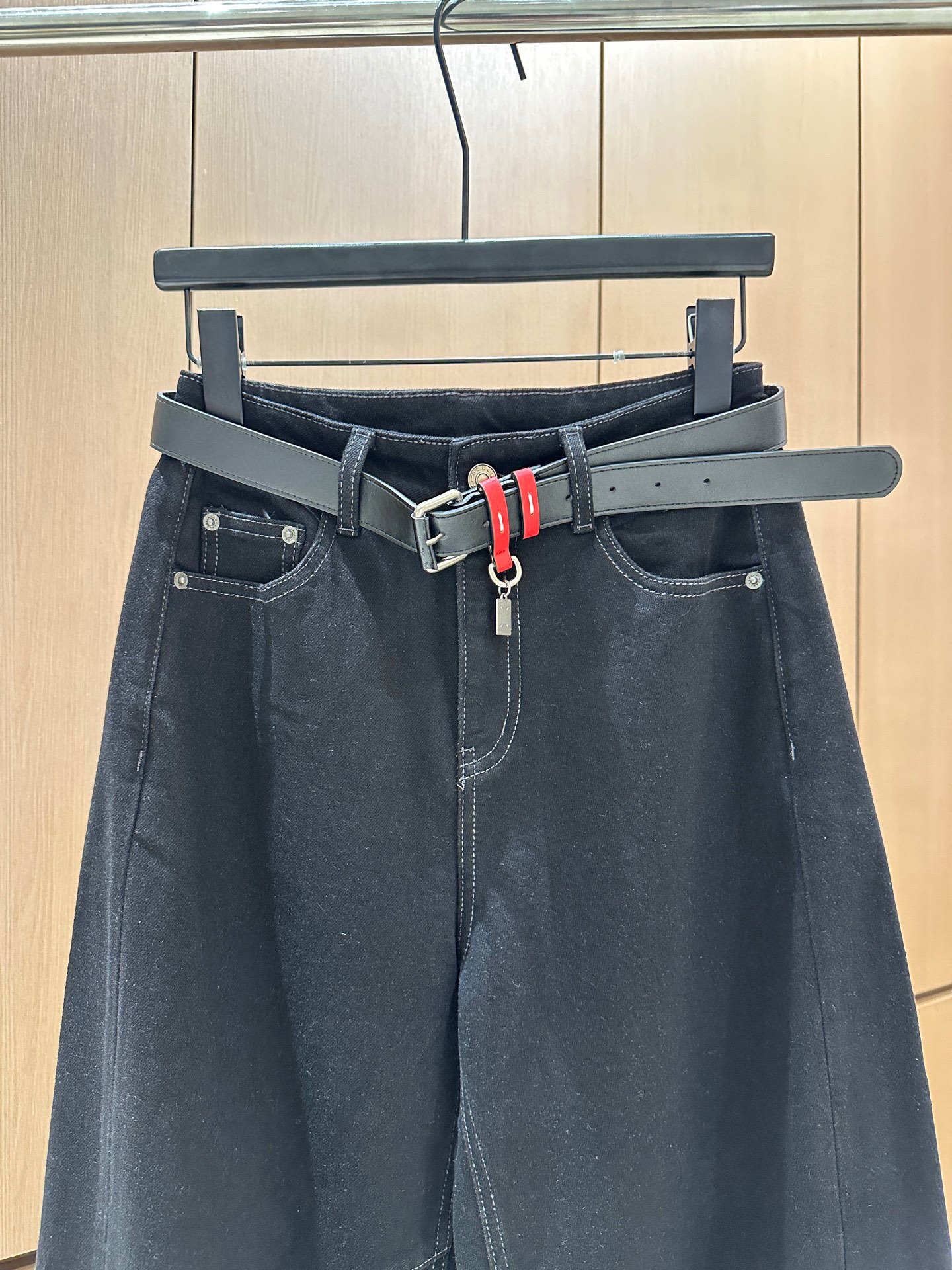 🛒𝐍𝐄𝐖 · 𝟐𝟎𝟐5/爆款现货设计师 原创｜女神同款植绒保暖牛仔裤 这款牛仔裤选用优质面料，工艺洗水，