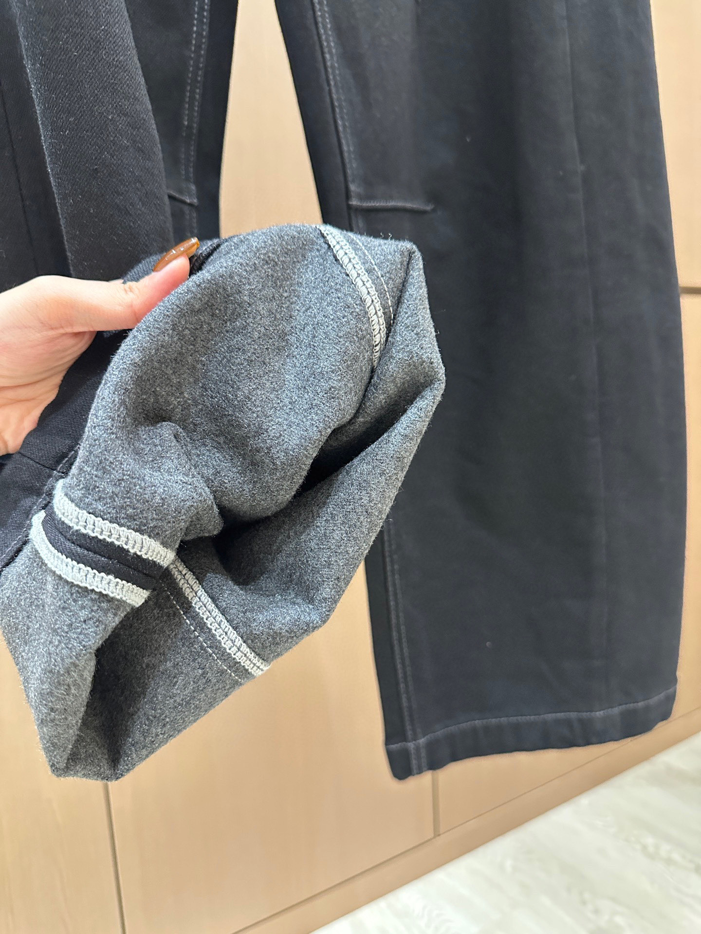 🛒𝐍𝐄𝐖 · 𝟐𝟎𝟐5/爆款现货设计师 原创｜女神同款植绒保暖牛仔裤 这款牛仔裤选用优质面料，工艺洗水，