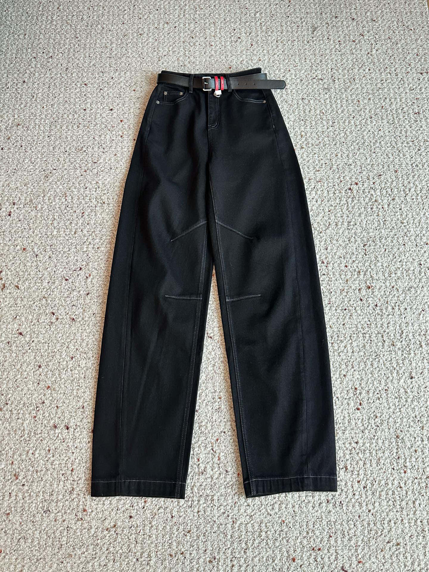 🛒𝐍𝐄𝐖 · 𝟐𝟎𝟐5/爆款现货设计师 原创｜女神同款植绒保暖牛仔裤 这款牛仔裤选用优质面料，工艺洗水，