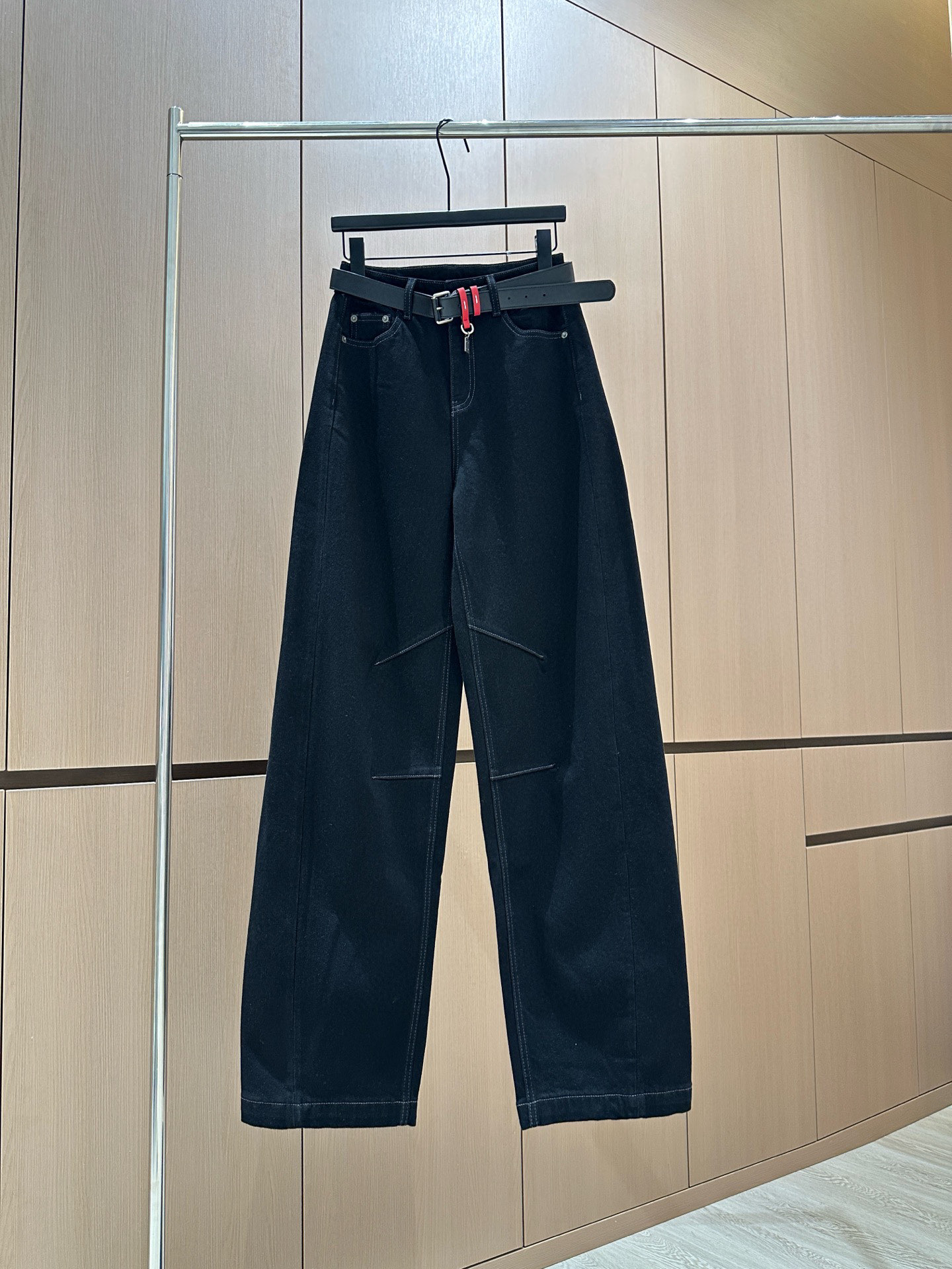 🛒𝐍𝐄𝐖 · 𝟐𝟎𝟐5/爆款现货设计师 原创｜女神同款植绒保暖牛仔裤 这款牛仔裤选用优质面料，工艺洗水，