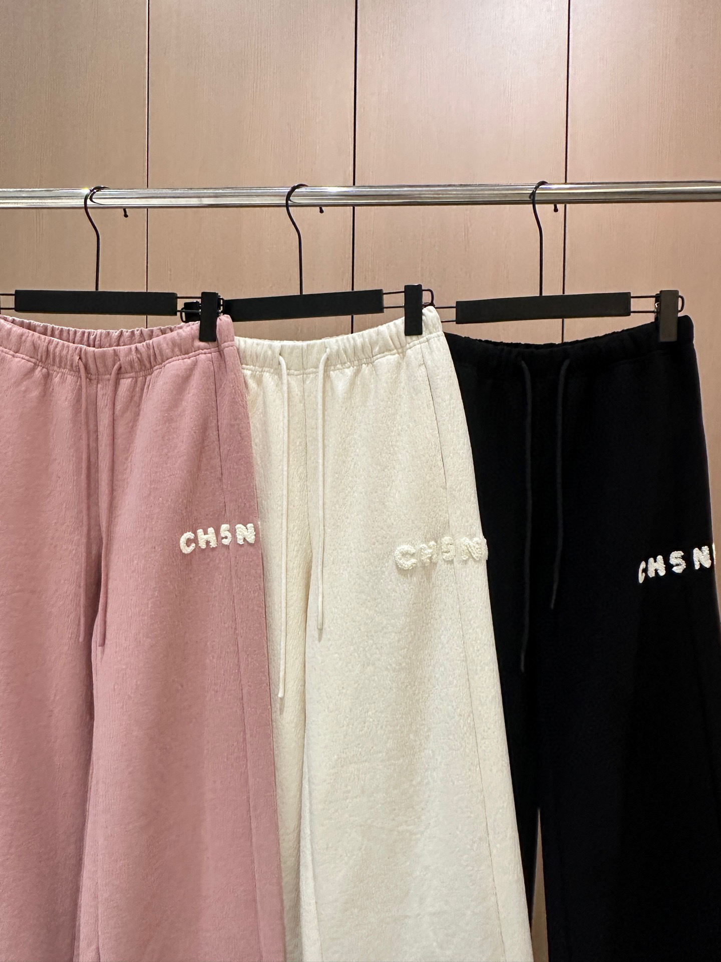 🛒𝐍𝐄𝐖 · 𝟐𝟎𝟐5/爆款现货原单品质 设计师｜女神同款植绒绣花休闲裤这款裤子选用优质面料，工艺设计，