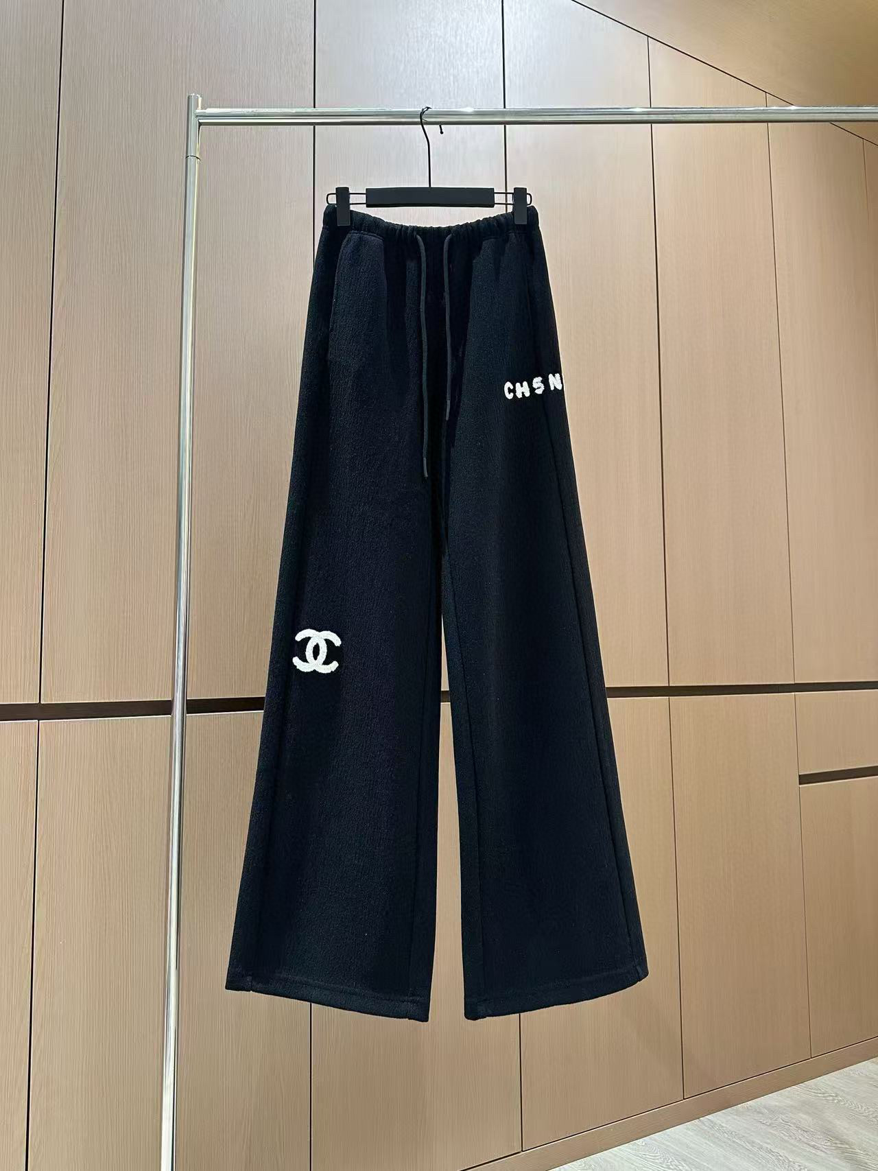 🛒𝐍𝐄𝐖 · 𝟐𝟎𝟐5/爆款现货原单品质 设计师｜女神同款植绒绣花休闲裤这款裤子选用优质面料，工艺设计，