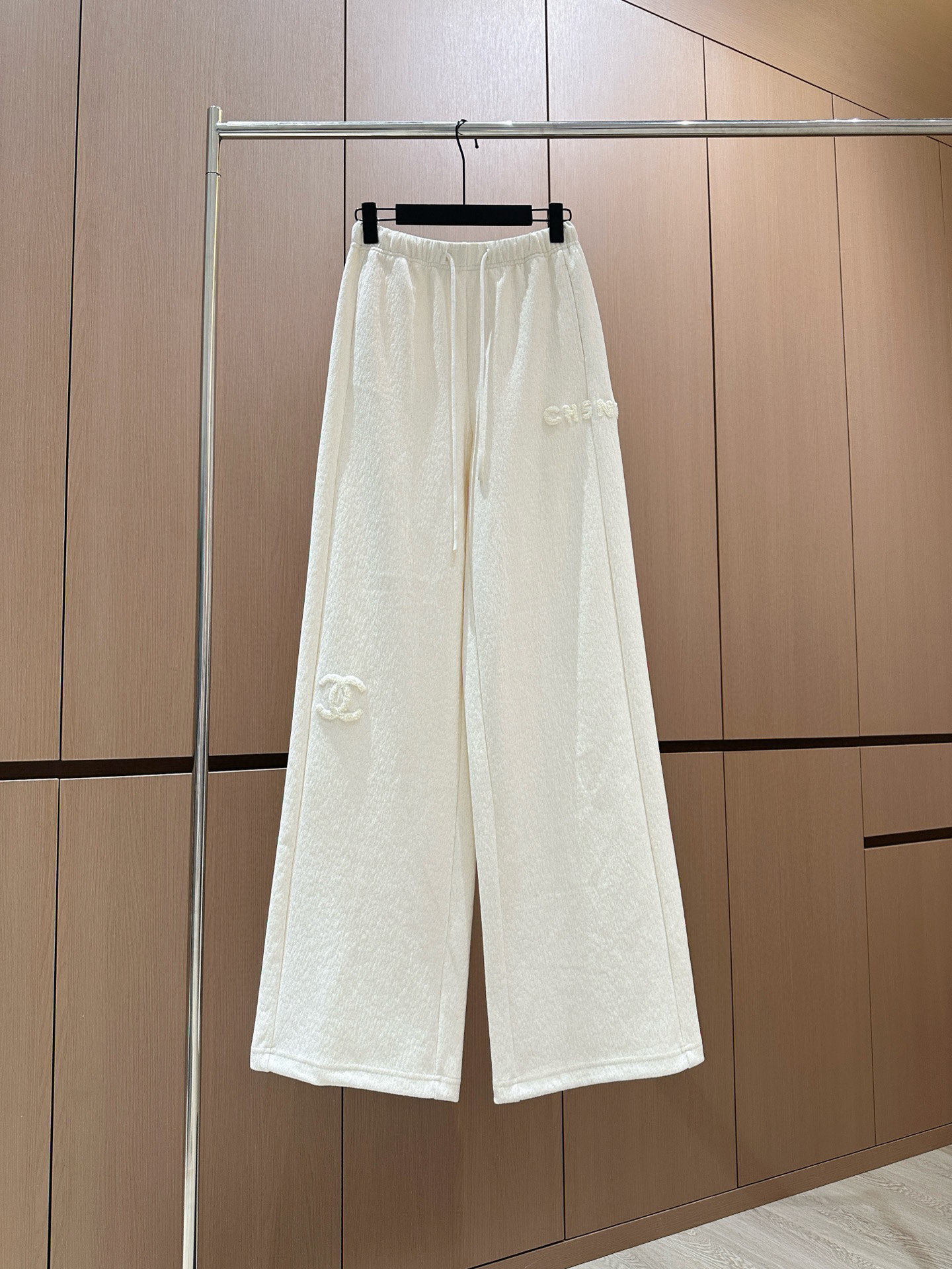 🛒𝐍𝐄𝐖 · 𝟐𝟎𝟐5/爆款现货原单品质 设计师｜女神同款植绒绣花休闲裤这款裤子选用优质面料，工艺设计，