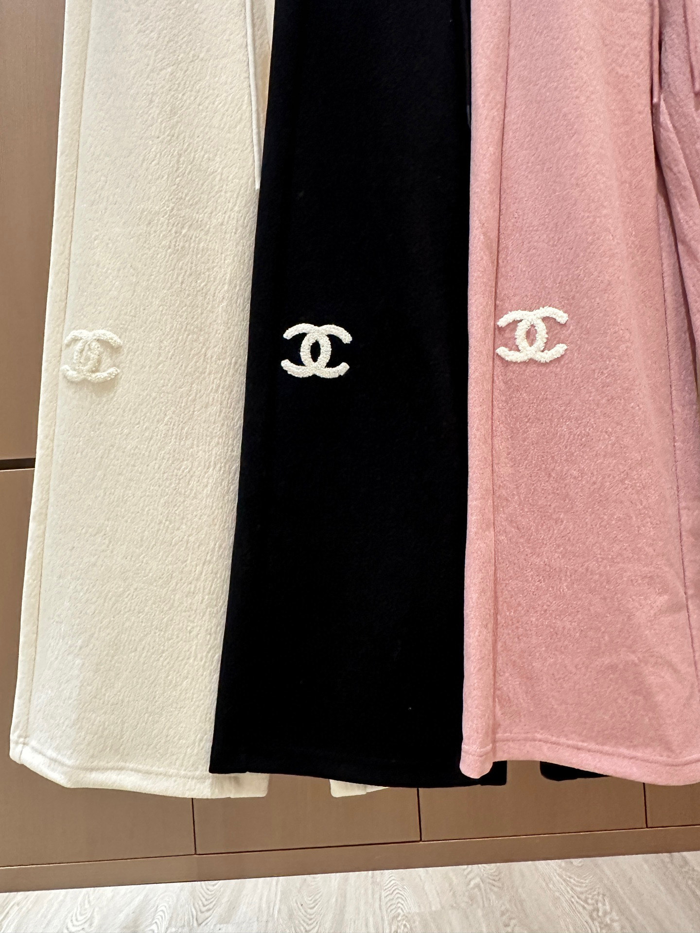 🛒𝐍𝐄𝐖 · 𝟐𝟎𝟐5/爆款现货原单品质 设计师｜女神同款植绒绣花休闲裤这款裤子选用优质面料，工艺设计，