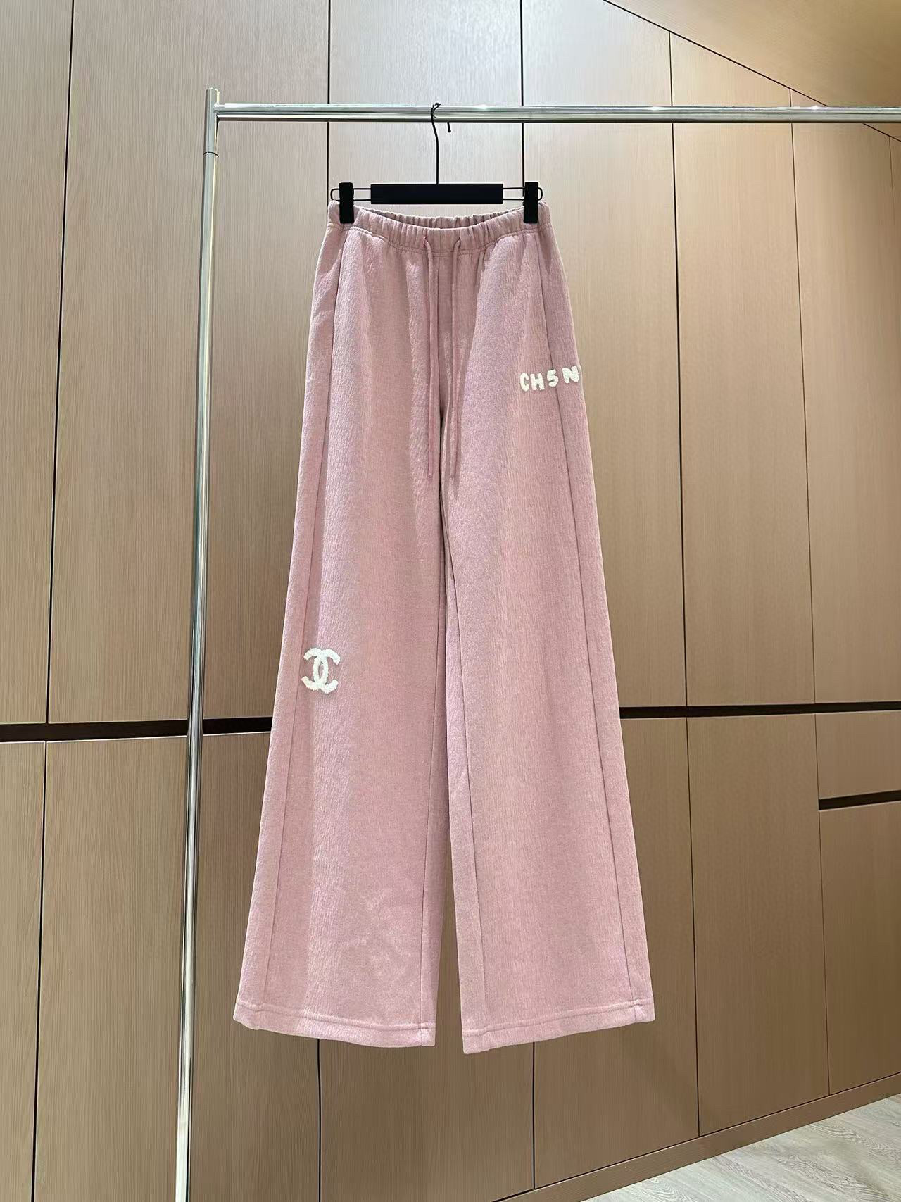 🛒𝐍𝐄𝐖 · 𝟐𝟎𝟐5/爆款现货原单品质 设计师｜女神同款植绒绣花休闲裤这款裤子选用优质面料，工艺设计，