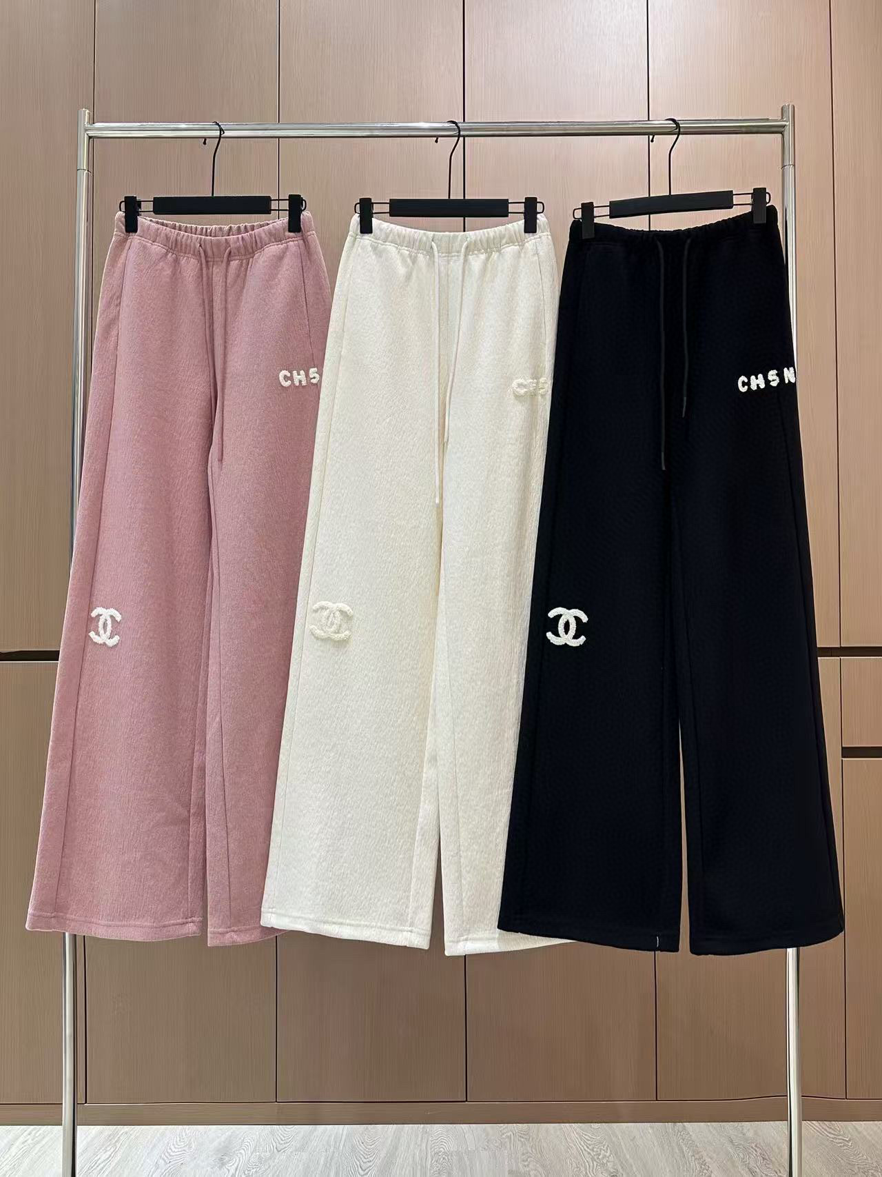 🛒𝐍𝐄𝐖 · 𝟐𝟎𝟐5/爆款现货原单品质 设计师｜女神同款植绒绣花休闲裤这款裤子选用优质面料，工艺设计，