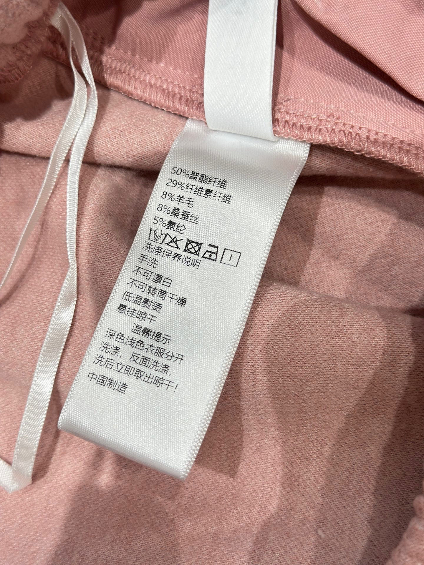 🛒𝐍𝐄𝐖 · 𝟐𝟎𝟐5/爆款现货原单品质 设计师｜女神同款植绒绣花休闲裤这款裤子选用优质面料，工艺设计，